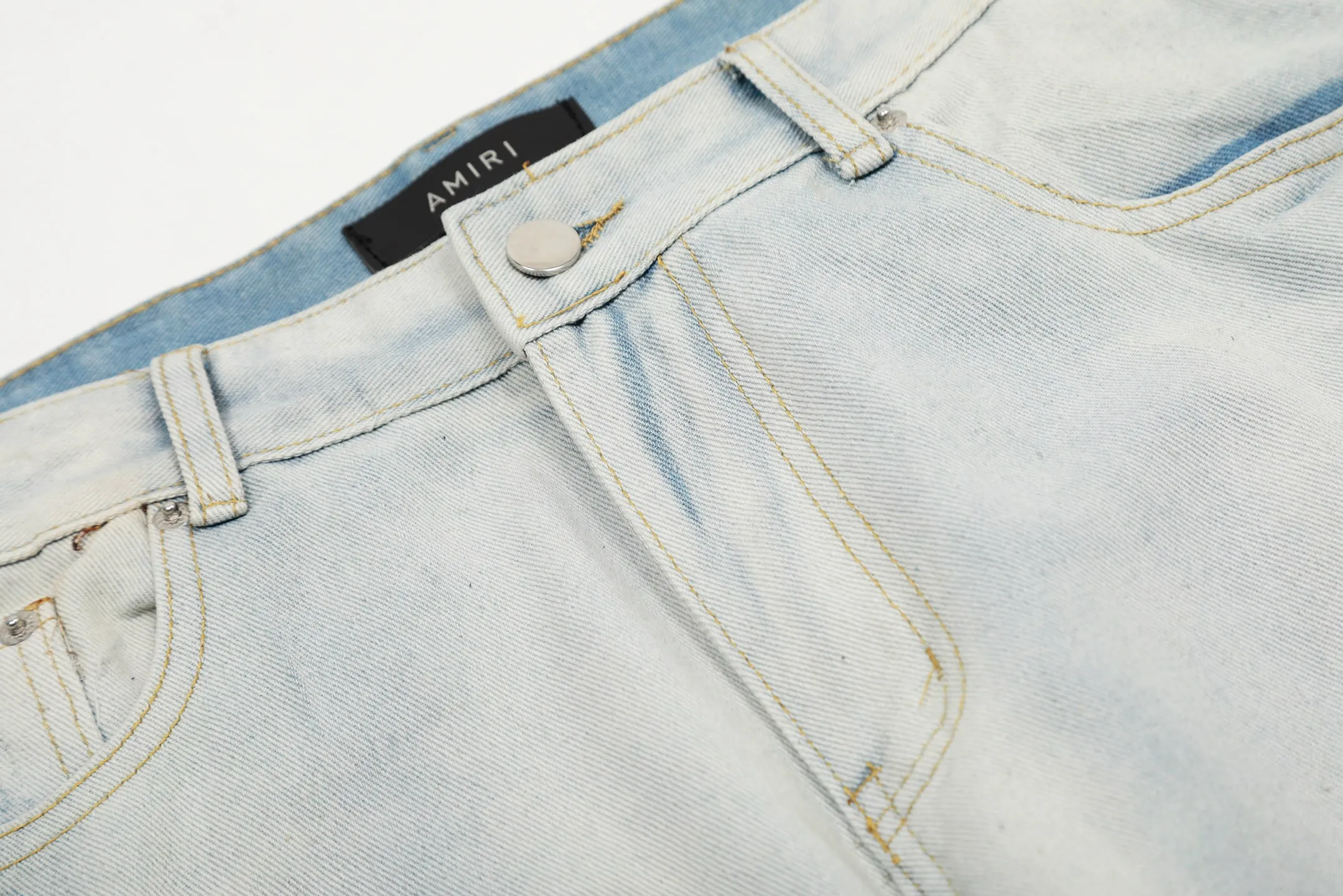 #M01 P168💰 AMIRI white ripped high street jeans with diamonds! The transliteration of amiri is Emil, which is the name of the founder. Mike Amiri, the founder of amiri, grew up in Los Angeles, USA. He was influenced by local street culture and Punk Rock since he was a child, so he founded the amiri brand named after himself. A variety of trendy clothing meets the needs of different fashion players. Amiri clothing has novel and unique styles and is a well-known street brand in the United States. The styles and styles of many clothes are loved by many street photographers. The various clothing styles meet the dressing needs of different people, show their unique temperament, and show the trend of dressing. amiri's jeans are relatively famous. Not only do they have many styles, but the quality of their denim jackets is also very good. Many celebrities have also worn the amiri brand's denim series. The fabric is made of 100% cotton denim! High temperature setting, heavy sand washing, never fade, full of fashion! All made to order! -The colorful embroidery on the chest is so tense and the embroidery is neat! Imported machine for work! quality assurance!  -The entire garment is made with fine workmanship. Each seam is pressed using a double-needle machine. This stitching is a test of the workers' skills. If it goes astray, the entire garment will be scrapped. The hardware is custom-made, with exclusive logos, and is a one-to-one replica of the original! Original trademark! The fit is loose and slimming! Color: Picture color Size: 30-32-34-36