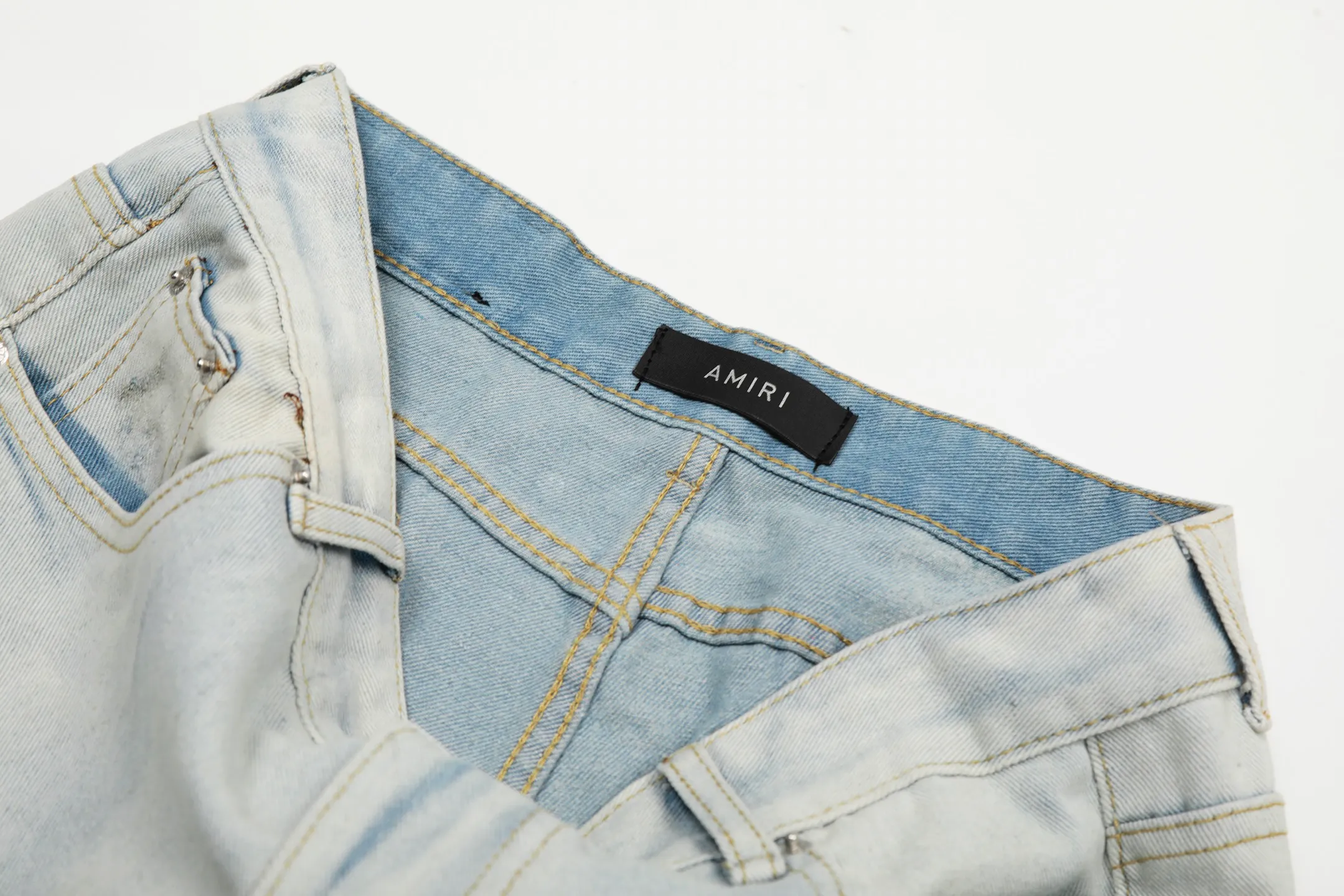#M01 P168💰 AMIRI white ripped high street jeans with diamonds! The transliteration of amiri is Emil, which is the name of the founder. Mike Amiri, the founder of amiri, grew up in Los Angeles, USA. He was influenced by local street culture and Punk Rock since he was a child, so he founded the amiri brand named after himself. A variety of trendy clothing meets the needs of different fashion players. Amiri clothing has novel and unique styles and is a well-known street brand in the United States. The styles and styles of many clothes are loved by many street photographers. The various clothing styles meet the dressing needs of different people, show their unique temperament, and show the trend of dressing. amiri's jeans are relatively famous. Not only do they have many styles, but the quality of their denim jackets is also very good. Many celebrities have also worn the amiri brand's denim series. The fabric is made of 100% cotton denim! High temperature setting, heavy sand washing, never fade, full of fashion! All made to order! -The colorful embroidery on the chest is so tense and the embroidery is neat! Imported machine for work! quality assurance!  -The entire garment is made with fine workmanship. Each seam is pressed using a double-needle machine. This stitching is a test of the workers' skills. If it goes astray, the entire garment will be scrapped. The hardware is custom-made, with exclusive logos, and is a one-to-one replica of the original! Original trademark! The fit is loose and slimming! Color: Picture color Size: 30-32-34-36