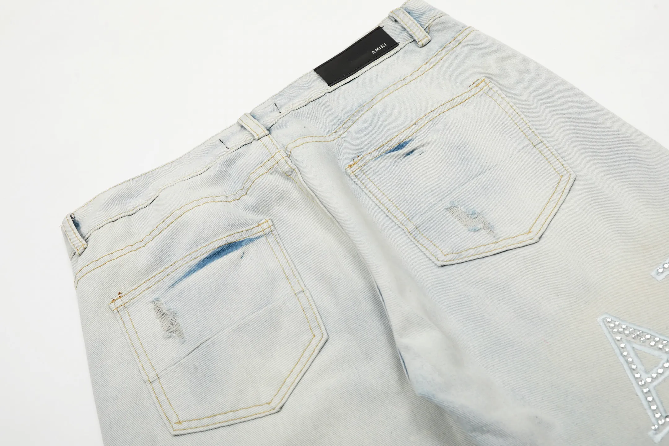 #M01 P168💰 AMIRI white ripped high street jeans with diamonds! The transliteration of amiri is Emil, which is the name of the founder. Mike Amiri, the founder of amiri, grew up in Los Angeles, USA. He was influenced by local street culture and Punk Rock since he was a child, so he founded the amiri brand named after himself. A variety of trendy clothing meets the needs of different fashion players. Amiri clothing has novel and unique styles and is a well-known street brand in the United States. The styles and styles of many clothes are loved by many street photographers. The various clothing styles meet the dressing needs of different people, show their unique temperament, and show the trend of dressing. amiri's jeans are relatively famous. Not only do they have many styles, but the quality of their denim jackets is also very good. Many celebrities have also worn the amiri brand's denim series. The fabric is made of 100% cotton denim! High temperature setting, heavy sand washing, never fade, full of fashion! All made to order! -The colorful embroidery on the chest is so tense and the embroidery is neat! Imported machine for work! quality assurance!  -The entire garment is made with fine workmanship. Each seam is pressed using a double-needle machine. This stitching is a test of the workers' skills. If it goes astray, the entire garment will be scrapped. The hardware is custom-made, with exclusive logos, and is a one-to-one replica of the original! Original trademark! The fit is loose and slimming! Color: Picture color Size: 30-32-34-36