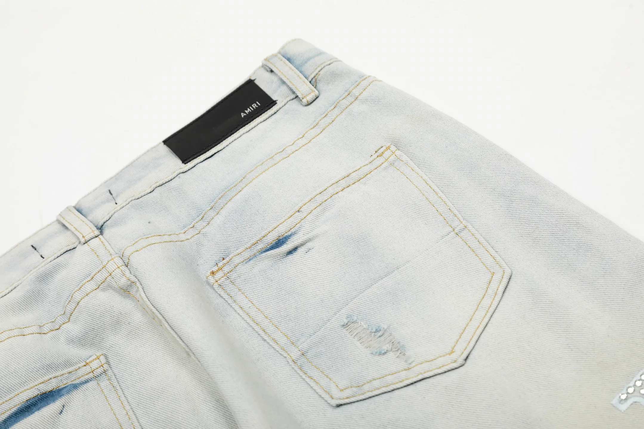 #M01 P168💰 AMIRI white ripped high street jeans with diamonds! The transliteration of amiri is Emil, which is the name of the founder. Mike Amiri, the founder of amiri, grew up in Los Angeles, USA. He was influenced by local street culture and Punk Rock since he was a child, so he founded the amiri brand named after himself. A variety of trendy clothing meets the needs of different fashion players. Amiri clothing has novel and unique styles and is a well-known street brand in the United States. The styles and styles of many clothes are loved by many street photographers. The various clothing styles meet the dressing needs of different people, show their unique temperament, and show the trend of dressing. amiri's jeans are relatively famous. Not only do they have many styles, but the quality of their denim jackets is also very good. Many celebrities have also worn the amiri brand's denim series. The fabric is made of 100% cotton denim! High temperature setting, heavy sand washing, never fade, full of fashion! All made to order! -The colorful embroidery on the chest is so tense and the embroidery is neat! Imported machine for work! quality assurance!  -The entire garment is made with fine workmanship. Each seam is pressed using a double-needle machine. This stitching is a test of the workers' skills. If it goes astray, the entire garment will be scrapped. The hardware is custom-made, with exclusive logos, and is a one-to-one replica of the original! Original trademark! The fit is loose and slimming! Color: Picture color Size: 30-32-34-36