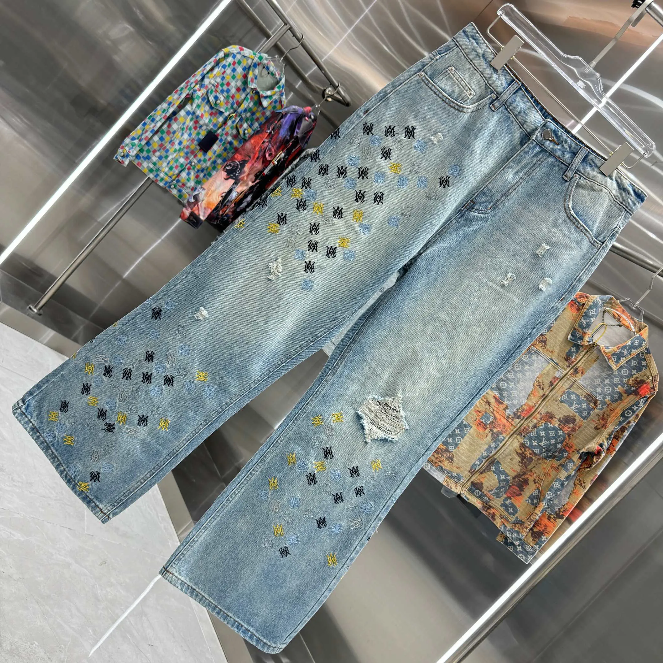 P260 AMIRI 2025 embroidered letter straight jeans. Styles with different washed textures, very friendly to people with thin legs. The slightly flared version is very flattering to the leg shape. The timeless moderate length makes it easy to match casually. The styling basis of various styles. The fabric is stiff while making the upper body soft without losing texture. The washing process is even more perfect. It is a must-have style. Size 30 32 34 36 color blue