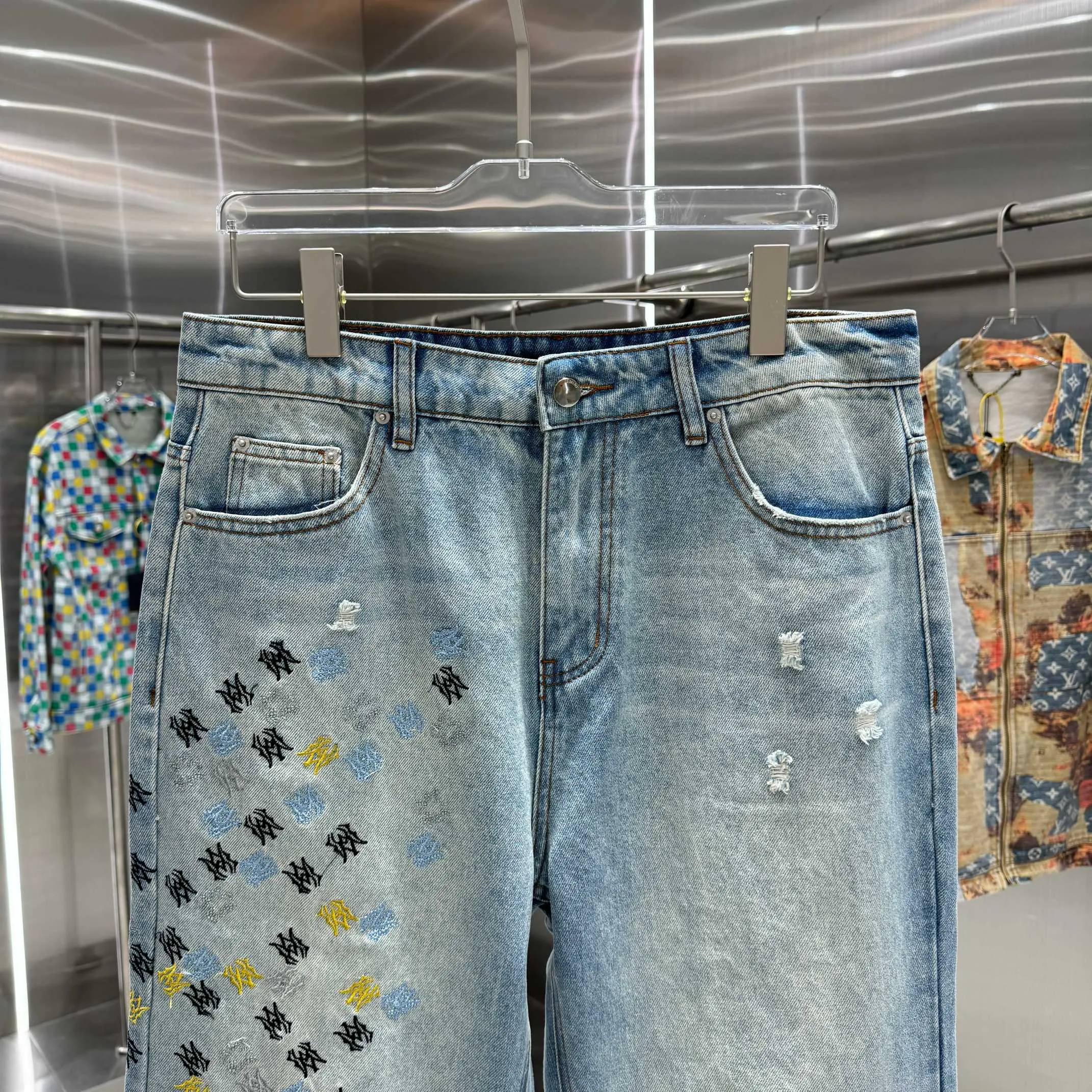 P260 AMIRI 2025 embroidered letter straight jeans. Styles with different washed textures, very friendly to people with thin legs. The slightly flared version is very flattering to the leg shape. The timeless moderate length makes it easy to match casually. The styling basis of various styles. The fabric is stiff while making the upper body soft without losing texture. The washing process is even more perfect. It is a must-have style. Size 30 32 34 36 color blue