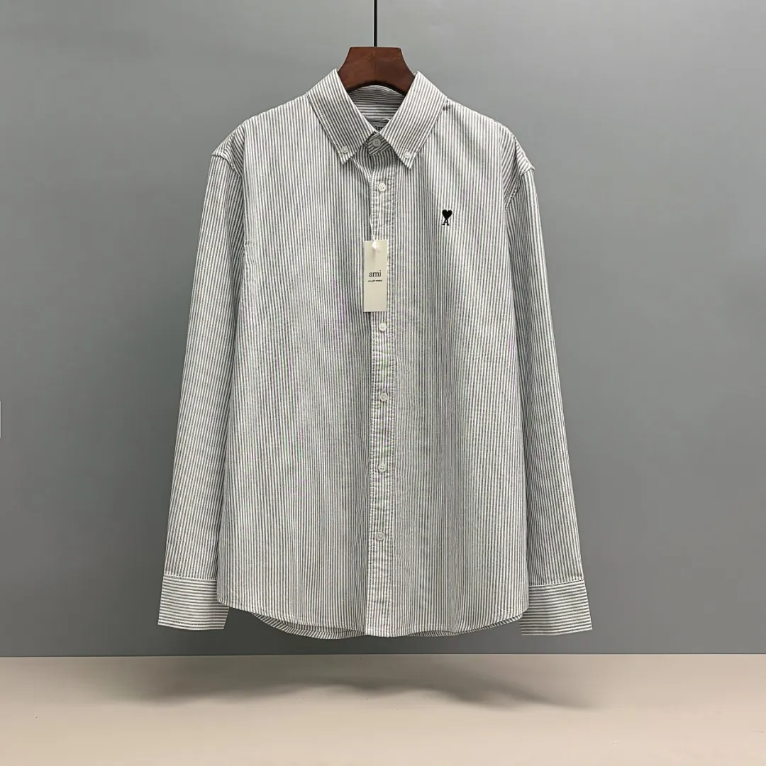 🅿️240 Ralph Lauren/Ralph Lauren imitation striped embroidered shirt. It is made of 100% cotton Oxford fabric. The 100% cotton material makes it very breathable. It is comfortable to wear and not easy to sweat. It has a loose fit and a three-dimensional upper body. The lines are smooth and natural. From the shoulder line to the waistline to the hem, the line transition is smooth. There are no unnecessary folds or accumulation. The whole body is neat and stretched. The chest is embellished with the iconic love embroidery. It is simple but highly recognizable. The embroidery thread has a natural color transition and the stitches are even and uniform in size. The stitches can also connect naturally and the lines are smooth and not stiff. Size: S M L XL