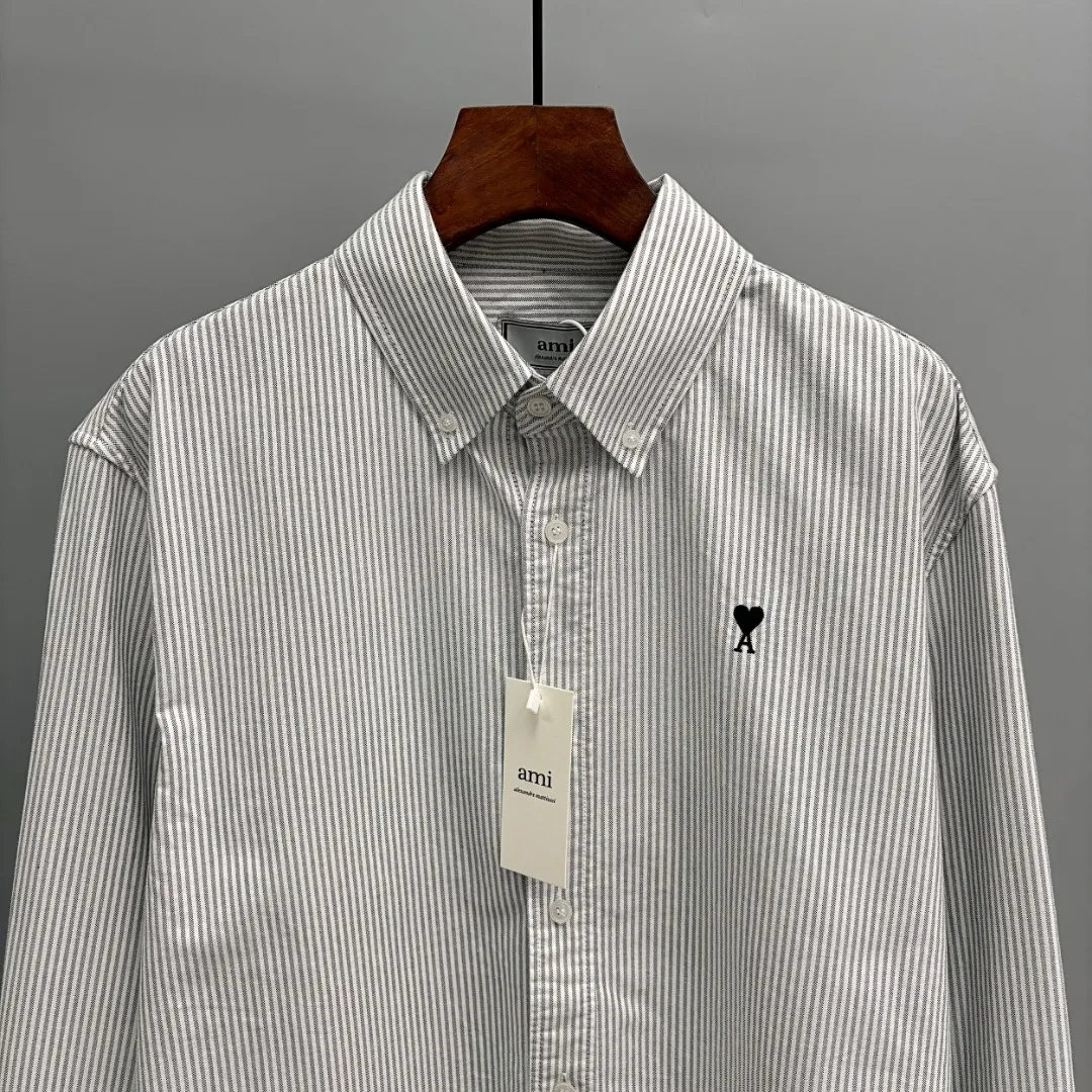 🅿️240 Ralph Lauren/Ralph Lauren imitation striped embroidered shirt. It is made of 100% cotton Oxford fabric. The 100% cotton material makes it very breathable. It is comfortable to wear and not easy to sweat. It has a loose fit and a three-dimensional upper body. The lines are smooth and natural. From the shoulder line to the waistline to the hem, the line transition is smooth. There are no unnecessary folds or accumulation. The whole body is neat and stretched. The chest is embellished with the iconic love embroidery. It is simple but highly recognizable. The embroidery thread has a natural color transition and the stitches are even and uniform in size. The stitches can also connect naturally and the lines are smooth and not stiff. Size: S M L XL