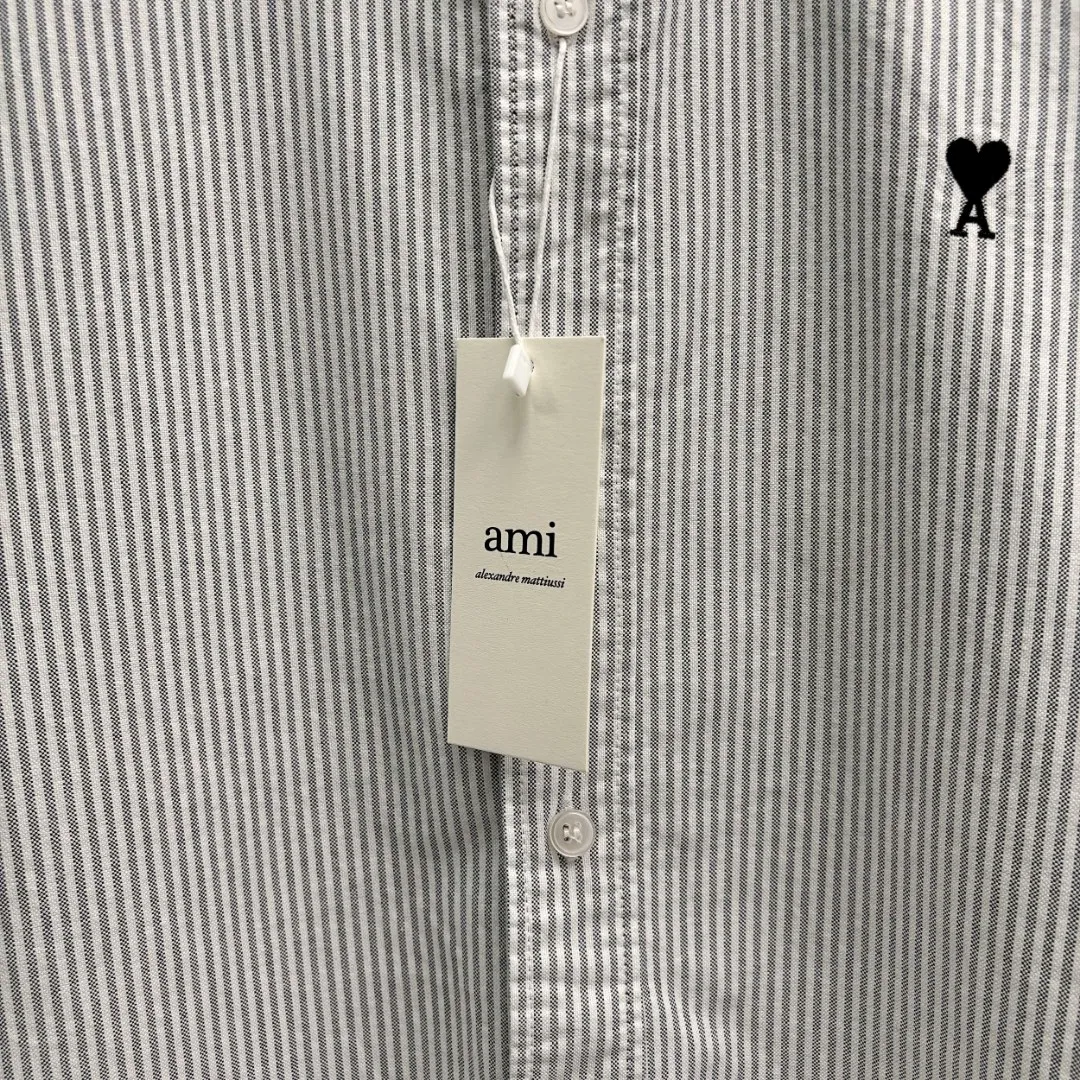 🅿️240 Ralph Lauren/Ralph Lauren imitation striped embroidered shirt. It is made of 100% cotton Oxford fabric. The 100% cotton material makes it very breathable. It is comfortable to wear and not easy to sweat. It has a loose fit and a three-dimensional upper body. The lines are smooth and natural. From the shoulder line to the waistline to the hem, the line transition is smooth. There are no unnecessary folds or accumulation. The whole body is neat and stretched. The chest is embellished with the iconic love embroidery. It is simple but highly recognizable. The embroidery thread has a natural color transition and the stitches are even and uniform in size. The stitches can also connect naturally and the lines are smooth and not stiff. Size: S M L XL