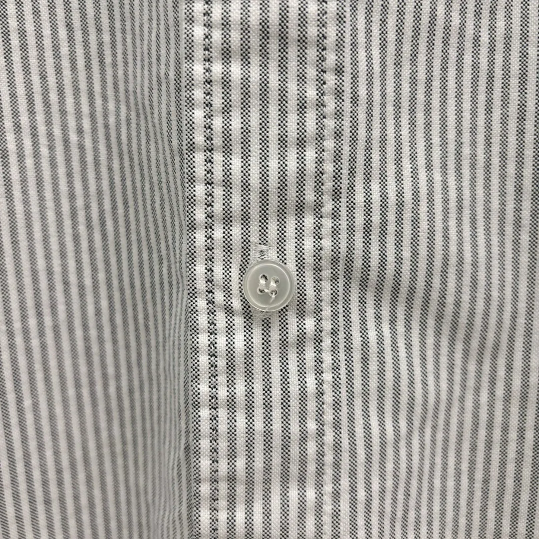 🅿️240 Ralph Lauren/Ralph Lauren imitation striped embroidered shirt. It is made of 100% cotton Oxford fabric. The 100% cotton material makes it very breathable. It is comfortable to wear and not easy to sweat. It has a loose fit and a three-dimensional upper body. The lines are smooth and natural. From the shoulder line to the waistline to the hem, the line transition is smooth. There are no unnecessary folds or accumulation. The whole body is neat and stretched. The chest is embellished with the iconic love embroidery. It is simple but highly recognizable. The embroidery thread has a natural color transition and the stitches are even and uniform in size. The stitches can also connect naturally and the lines are smooth and not stiff. Size: S M L XL