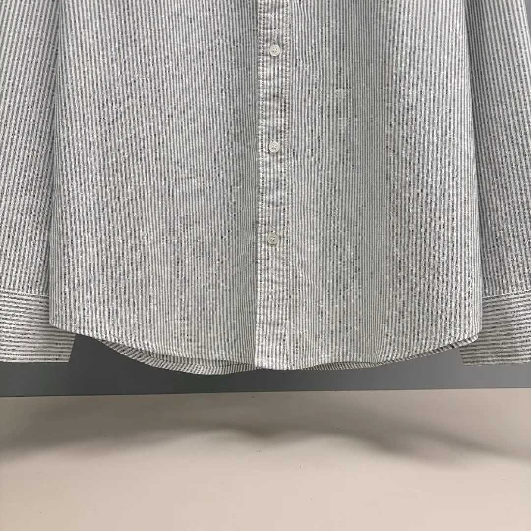 🅿️240 Ralph Lauren/Ralph Lauren imitation striped embroidered shirt. It is made of 100% cotton Oxford fabric. The 100% cotton material makes it very breathable. It is comfortable to wear and not easy to sweat. It has a loose fit and a three-dimensional upper body. The lines are smooth and natural. From the shoulder line to the waistline to the hem, the line transition is smooth. There are no unnecessary folds or accumulation. The whole body is neat and stretched. The chest is embellished with the iconic love embroidery. It is simple but highly recognizable. The embroidery thread has a natural color transition and the stitches are even and uniform in size. The stitches can also connect naturally and the lines are smooth and not stiff. Size: S M L XL