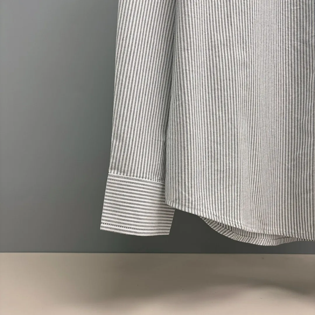🅿️240 Ralph Lauren/Ralph Lauren imitation striped embroidered shirt. It is made of 100% cotton Oxford fabric. The 100% cotton material makes it very breathable. It is comfortable to wear and not easy to sweat. It has a loose fit and a three-dimensional upper body. The lines are smooth and natural. From the shoulder line to the waistline to the hem, the line transition is smooth. There are no unnecessary folds or accumulation. The whole body is neat and stretched. The chest is embellished with the iconic love embroidery. It is simple but highly recognizable. The embroidery thread has a natural color transition and the stitches are even and uniform in size. The stitches can also connect naturally and the lines are smooth and not stiff. Size: S M L XL