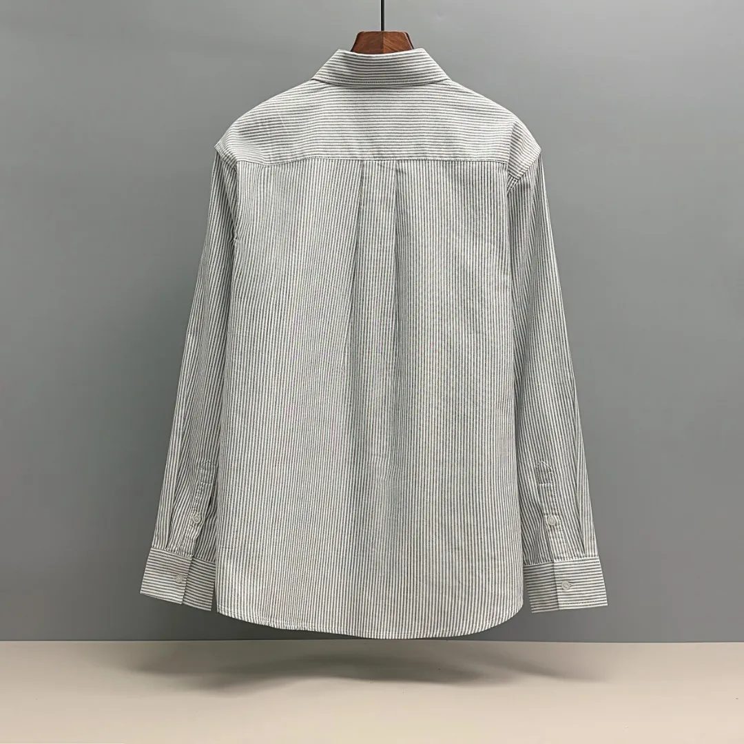 🅿️240 Ralph Lauren/Ralph Lauren imitation striped embroidered shirt. It is made of 100% cotton Oxford fabric. The 100% cotton material makes it very breathable. It is comfortable to wear and not easy to sweat. It has a loose fit and a three-dimensional upper body. The lines are smooth and natural. From the shoulder line to the waistline to the hem, the line transition is smooth. There are no unnecessary folds or accumulation. The whole body is neat and stretched. The chest is embellished with the iconic love embroidery. It is simple but highly recognizable. The embroidery thread has a natural color transition and the stitches are even and uniform in size. The stitches can also connect naturally and the lines are smooth and not stiff. Size: S M L XL
