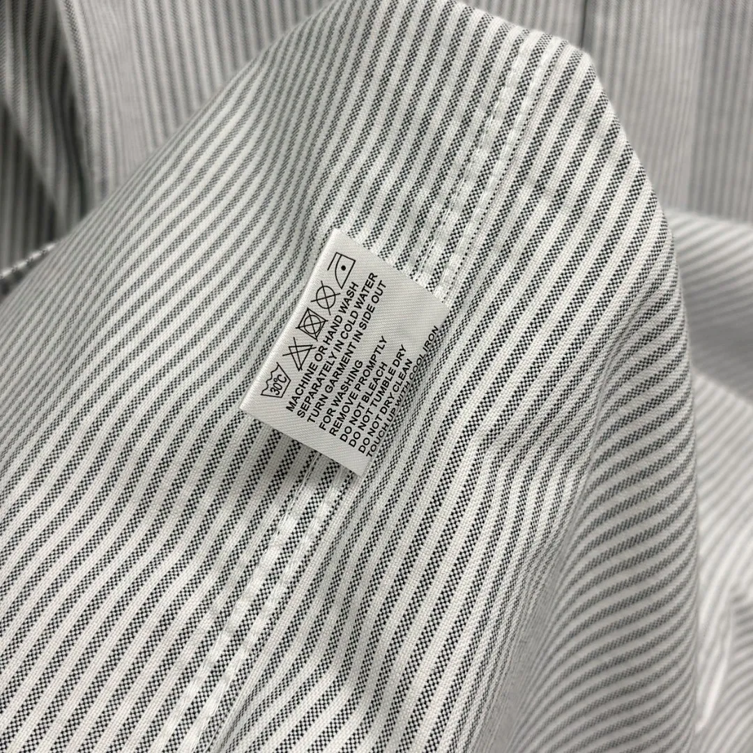 🅿️240 Ralph Lauren/Ralph Lauren imitation striped embroidered shirt. It is made of 100% cotton Oxford fabric. The 100% cotton material makes it very breathable. It is comfortable to wear and not easy to sweat. It has a loose fit and a three-dimensional upper body. The lines are smooth and natural. From the shoulder line to the waistline to the hem, the line transition is smooth. There are no unnecessary folds or accumulation. The whole body is neat and stretched. The chest is embellished with the iconic love embroidery. It is simple but highly recognizable. The embroidery thread has a natural color transition and the stitches are even and uniform in size. The stitches can also connect naturally and the lines are smooth and not stiff. Size: S M L XL