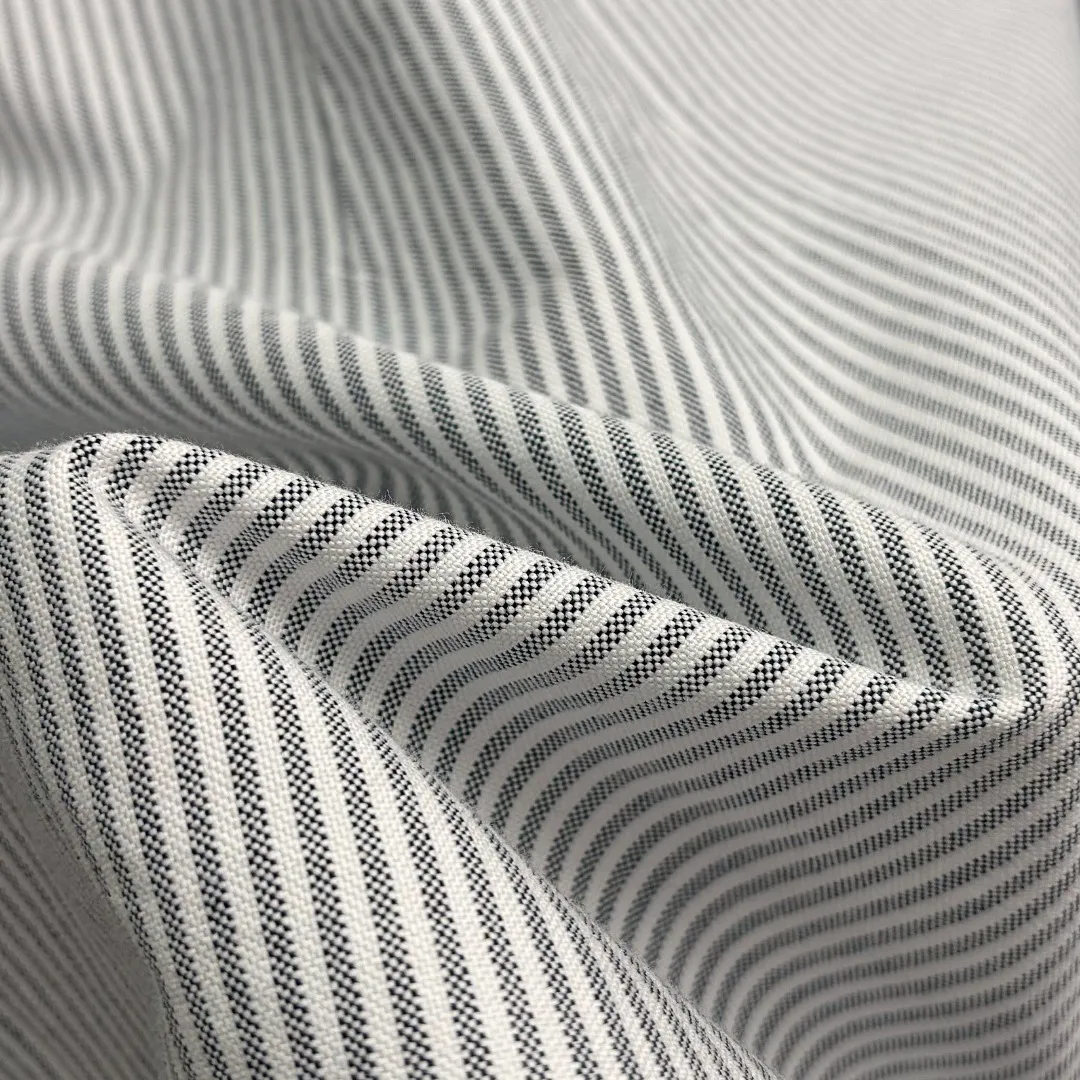 🅿️240 Ralph Lauren/Ralph Lauren imitation striped embroidered shirt. It is made of 100% cotton Oxford fabric. The 100% cotton material makes it very breathable. It is comfortable to wear and not easy to sweat. It has a loose fit and a three-dimensional upper body. The lines are smooth and natural. From the shoulder line to the waistline to the hem, the line transition is smooth. There are no unnecessary folds or accumulation. The whole body is neat and stretched. The chest is embellished with the iconic love embroidery. It is simple but highly recognizable. The embroidery thread has a natural color transition and the stitches are even and uniform in size. The stitches can also connect naturally and the lines are smooth and not stiff. Size: S M L XL