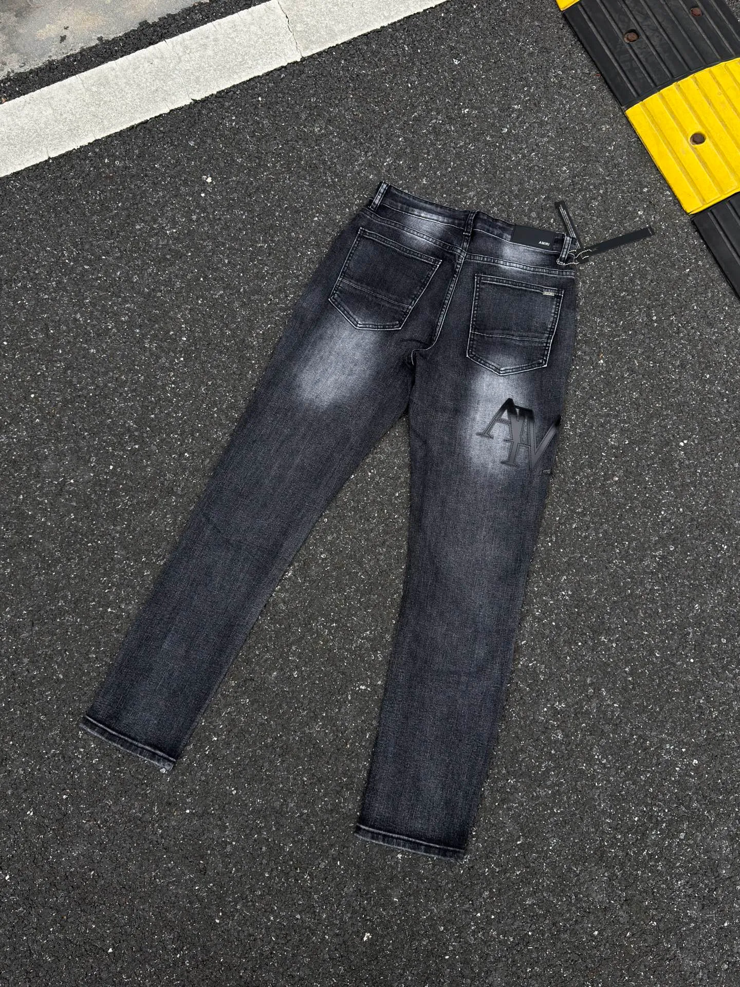 P240 💰AM03 AMIRI new jeans, washed ripped holes, whiskered leather denim trousers, same style for men and women Size: S-XL (28-34)