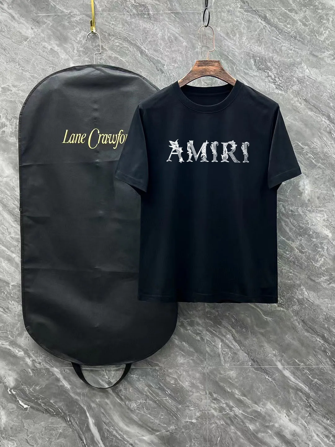 P140 AMIRI# 2025 spring and summer new style debut counter, the latest short-sleeved round neck T-shirt, high-end custom design, avant-garde and fashionable! The brand logo is designed with heavy craftsmanship. High-end customized 250g Xinjiang long-staple cotton fabric. Soft to the touch. Comfortable to wear. Exquisite stitching at the counter level. Fine workmanship. The upper body effect is incomparably handsome! A must-have item for a stylish man! Color: black. White! Size: S M L