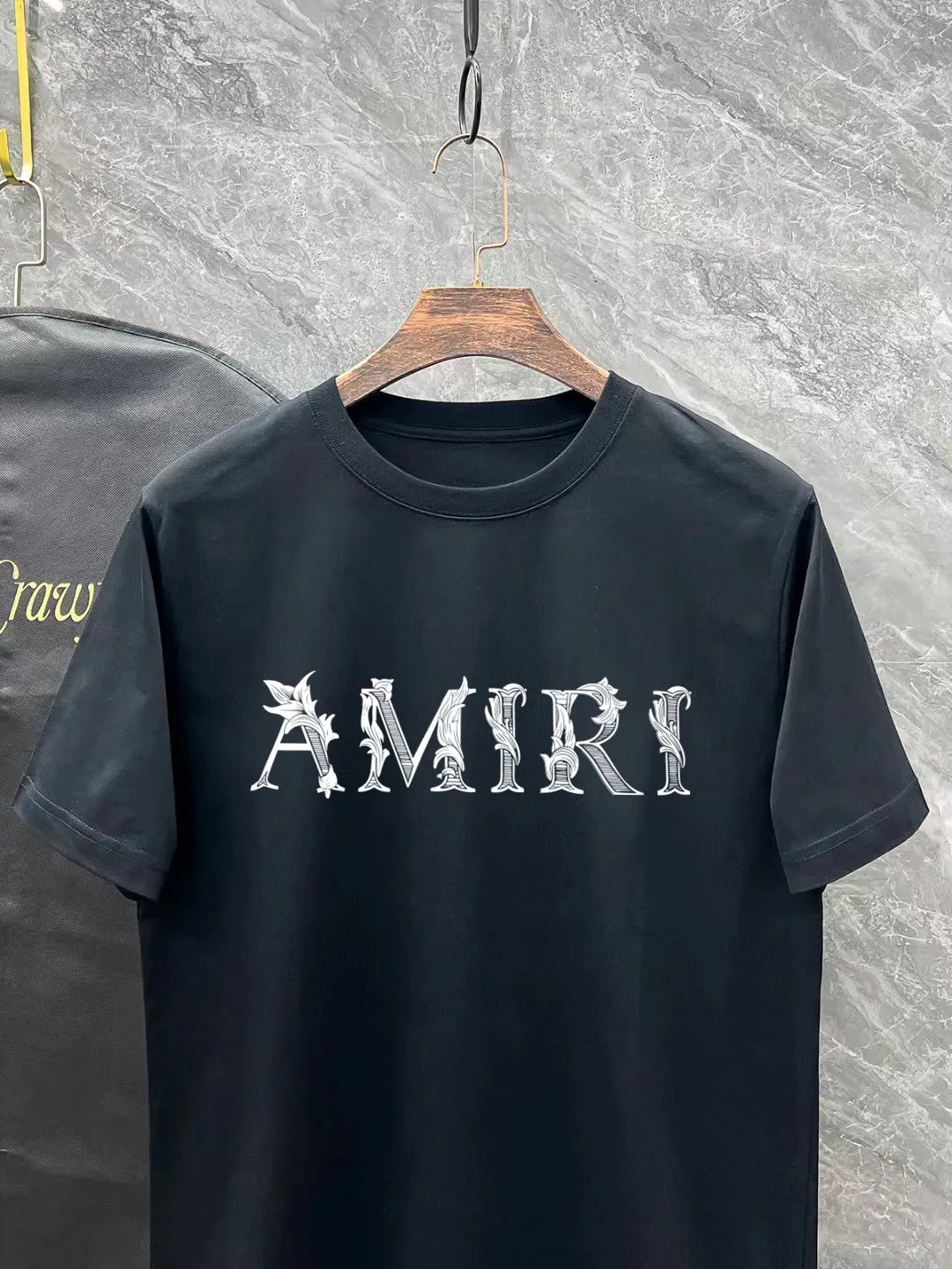 P140 AMIRI# 2025 spring and summer new style debut counter, the latest short-sleeved round neck T-shirt, high-end custom design, avant-garde and fashionable! The brand logo is designed with heavy craftsmanship. High-end customized 250g Xinjiang long-staple cotton fabric. Soft to the touch. Comfortable to wear. Exquisite stitching at the counter level. Fine workmanship. The upper body effect is incomparably handsome! A must-have item for a stylish man! Color: black. White! Size: S M L
