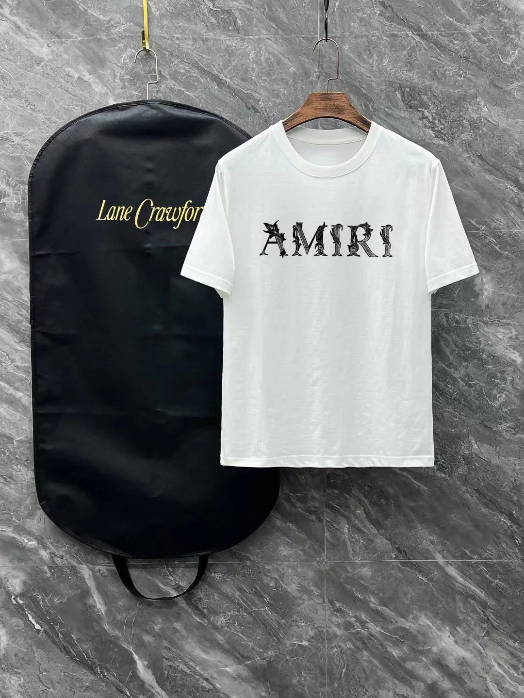 P140 AMIRI# 2025 spring and summer new style debut counter, the latest short-sleeved round neck T-shirt, high-end custom design, avant-garde and fashionable! The brand logo is designed with heavy craftsmanship. High-end customized 250g Xinjiang long-staple cotton fabric. Soft to the touch. Comfortable to wear. Exquisite stitching at the counter level. Fine workmanship. The upper body effect is incomparably handsome! A must-have item for a stylish man! Color: black. White! Size: S M L