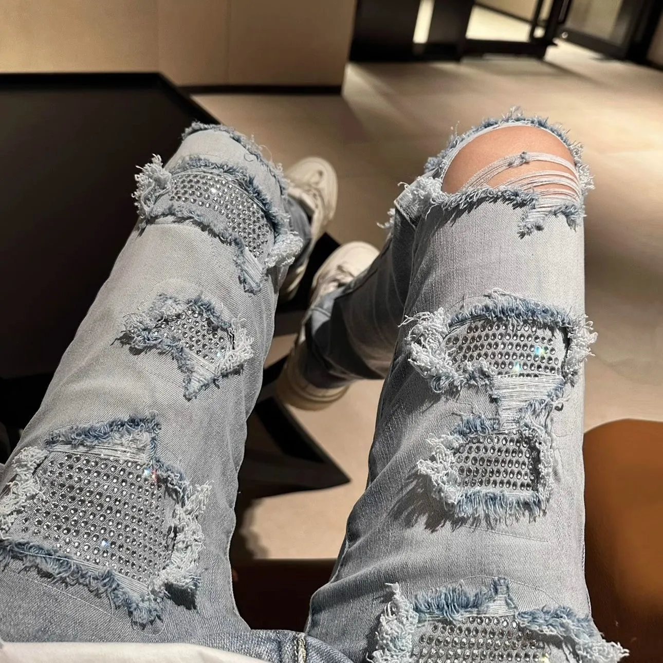 P168 💰 AMIRI patch embroidery jeans trousers AMIRI high street basic ripped tight elastic jeans trousers amiri brand jeans break the production process and cutting of the original jeans, the fabrics are softer and more comfortable Hand-sewn collar label Customized logo buttons Genuine leather tag Color: Picture color Size: 30-32-34-36