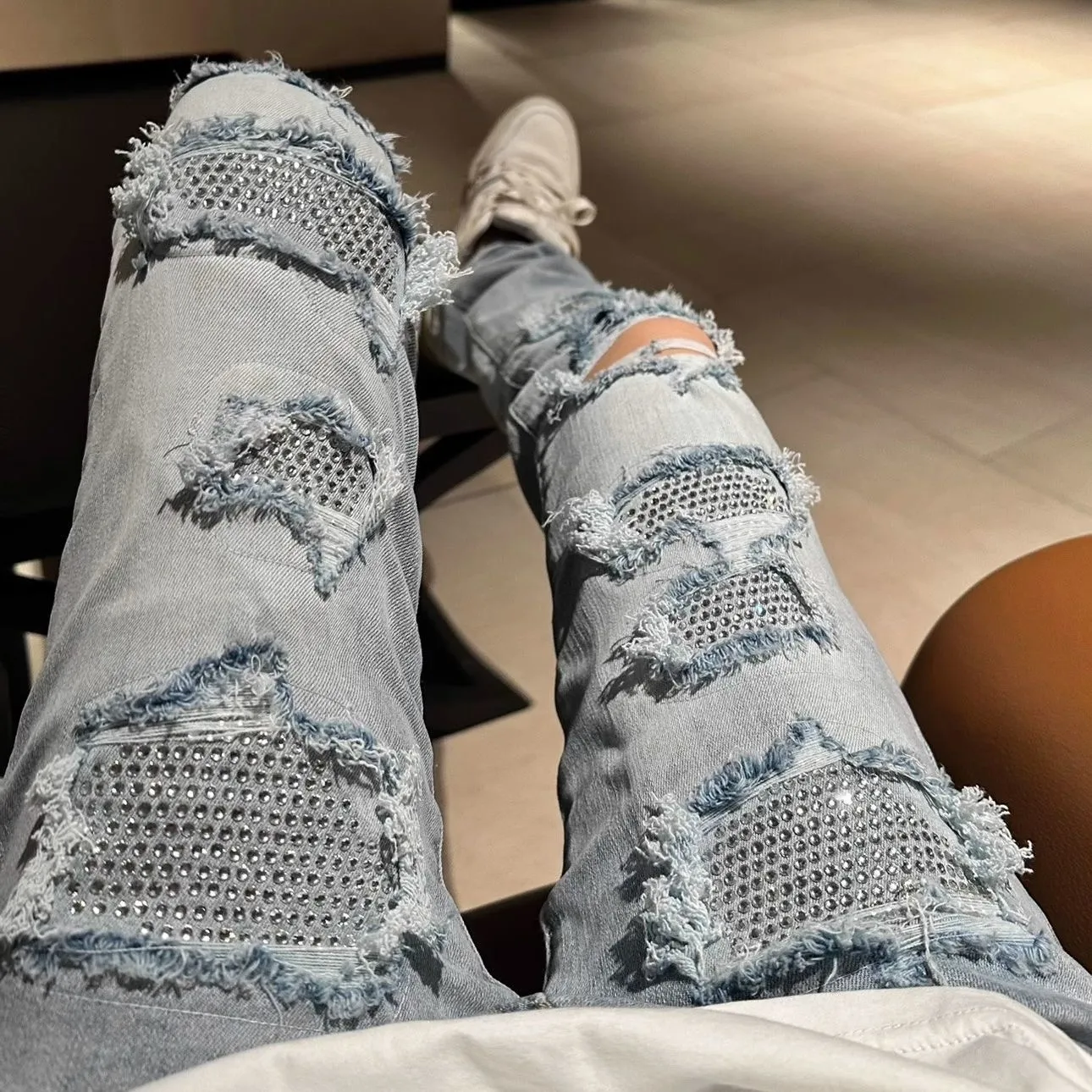 P168 💰 AMIRI patch embroidery jeans trousers AMIRI high street basic ripped tight elastic jeans trousers amiri brand jeans break the production process and cutting of the original jeans, the fabrics are softer and more comfortable Hand-sewn collar label Customized logo buttons Genuine leather tag Color: Picture color Size: 30-32-34-36