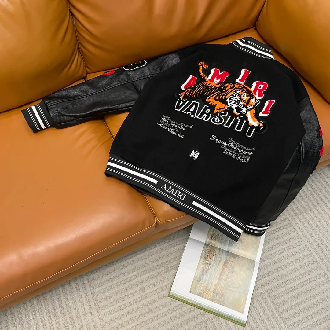 🅿️390 Ami➡️Ami 2025ss runway style baseball jacket. I ordered the original model and it took a month to finally ship. I love it so much. The upper body is really handsome. A Douyin blogger said that this year's new jacket will become a future trend. If you look through street photos, you will find that celebrities regard it as a collectible jacket, a must-have item for men and women who want light luxury for commuting. Developing the highest version on the entire network, it took 1 month to customize and the cost was extremely high. The German imported flat-machine made custom-woven wool jacquard threads, using the first layer of imported lambskin. The pleated texture is unparalleled. It is hand-cut and meticulously crafted. The stitching position is very technical. Whether the whole garment is good or not depends on this position. Top-notch workmanship and details can stand the test. A full set of customized accessories, the letters are clear and perfectly restored without any difference. High-end atmosphere and full grade! The entire dress is exclusively customized with heavy craftsmanship. The towel patch embroidery is perfectly combined with craft embroidery and precise stitching! Absolute craftsmanship quality!