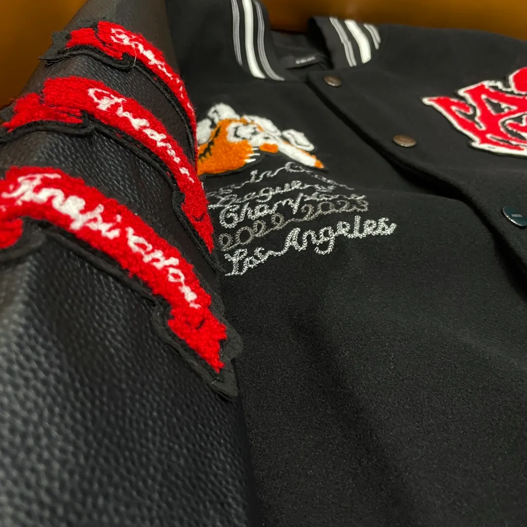 🅿️390 Ami➡️Ami 2025ss runway style baseball jacket. I ordered the original model and it took a month to finally ship. I love it so much. The upper body is really handsome. A Douyin blogger said that this year's new jacket will become a future trend. If you look through street photos, you will find that celebrities regard it as a collectible jacket, a must-have item for men and women who want light luxury for commuting. Developing the highest version on the entire network, it took 1 month to customize and the cost was extremely high. The German imported flat-machine made custom-woven wool jacquard threads, using the first layer of imported lambskin. The pleated texture is unparalleled. It is hand-cut and meticulously crafted. The stitching position is very technical. Whether the whole garment is good or not depends on this position. Top-notch workmanship and details can stand the test. A full set of customized accessories, the letters are clear and perfectly restored without any difference. High-end atmosphere and full grade! The entire dress is exclusively customized with heavy craftsmanship. The towel patch embroidery is perfectly combined with craft embroidery and precise stitching! Absolute craftsmanship quality!