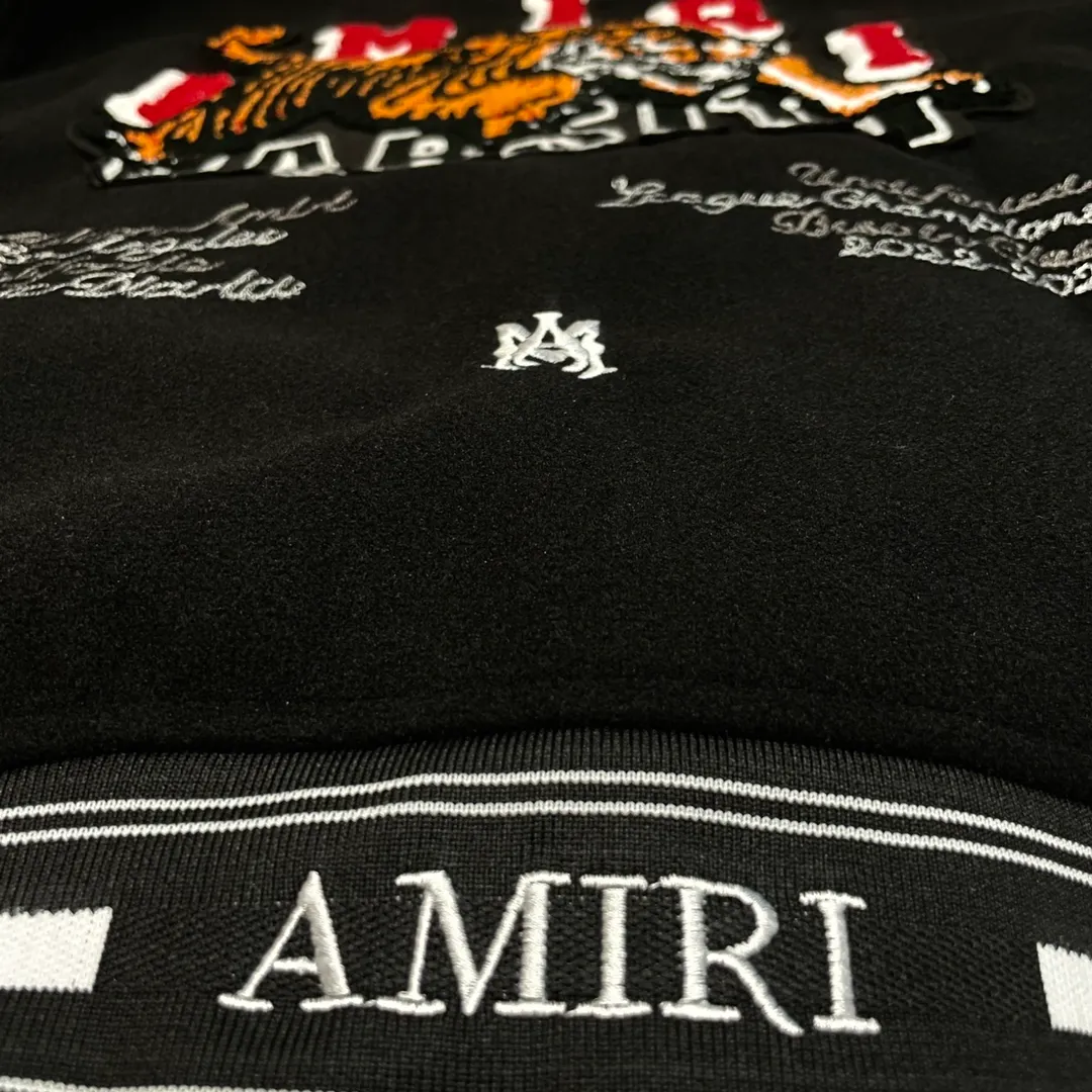 🅿️390 Ami➡️Ami 2025ss runway style baseball jacket. I ordered the original model and it took a month to finally ship. I love it so much. The upper body is really handsome. A Douyin blogger said that this year's new jacket will become a future trend. If you look through street photos, you will find that celebrities regard it as a collectible jacket, a must-have item for men and women who want light luxury for commuting. Developing the highest version on the entire network, it took 1 month to customize and the cost was extremely high. The German imported flat-machine made custom-woven wool jacquard threads, using the first layer of imported lambskin. The pleated texture is unparalleled. It is hand-cut and meticulously crafted. The stitching position is very technical. Whether the whole garment is good or not depends on this position. Top-notch workmanship and details can stand the test. A full set of customized accessories, the letters are clear and perfectly restored without any difference. High-end atmosphere and full grade! The entire dress is exclusively customized with heavy craftsmanship. The towel patch embroidery is perfectly combined with craft embroidery and precise stitching! Absolute craftsmanship quality!