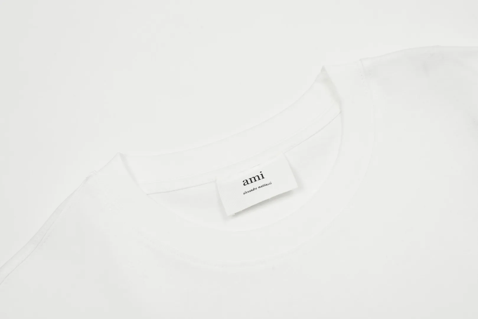 🅿️116 "The first quality in the market" Style number: LT3109# Ami Ami 2024ss spring and summer classic new embroidered love short sleeves We have been making this style for the third year. At the beginning, there were no counters in mainland China and we were already making it. The quality and details are invincible. Order with confidence and pay attention to the details. ✅2024 newly upgraded two-end folding handmade main wheat. Restore the counter. ✅240G Xinjiang long-staple cotton top double yarn. The shrinkage rate is controlled at 2%. Export-grade solid color quality, truly not easy to deform, shrink or fade. ✅Details are the only one in Guangzhou. Half-fold neck design at the counter. Complex workmanship. ✅The maximum size can be worn up to 230 catties. No pressure to export to Europe and the United States. Sizes S-XL Color (8 colors): Black, navy, oatmeal, pink, white, gray, light blue, rose pink
