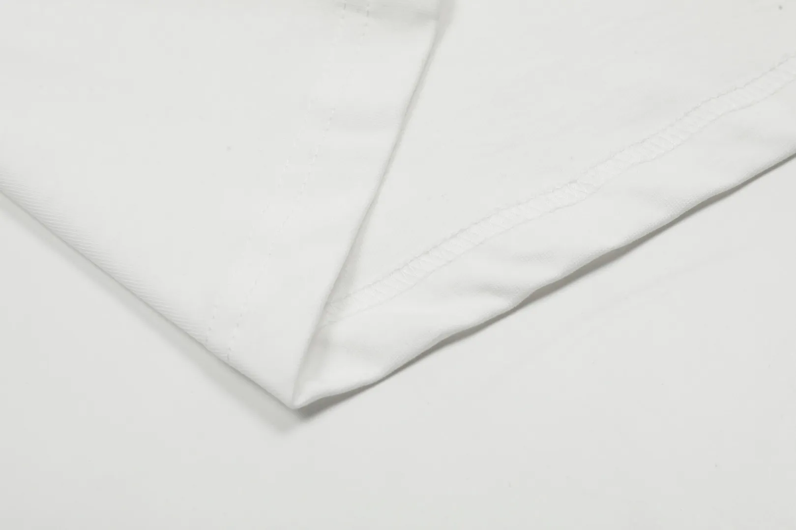 🅿️116 "The first quality in the market" Style number: LT3109# Ami Ami 2024ss spring and summer classic new embroidered love short sleeves We have been making this style for the third year. At the beginning, there were no counters in mainland China and we were already making it. The quality and details are invincible. Order with confidence and pay attention to the details. ✅2024 newly upgraded two-end folding handmade main wheat. Restore the counter. ✅240G Xinjiang long-staple cotton top double yarn. The shrinkage rate is controlled at 2%. Export-grade solid color quality, truly not easy to deform, shrink or fade. ✅Details are the only one in Guangzhou. Half-fold neck design at the counter. Complex workmanship. ✅The maximum size can be worn up to 230 catties. No pressure to export to Europe and the United States. Sizes S-XL Color (8 colors): Black, navy, oatmeal, pink, white, gray, light blue, rose pink
