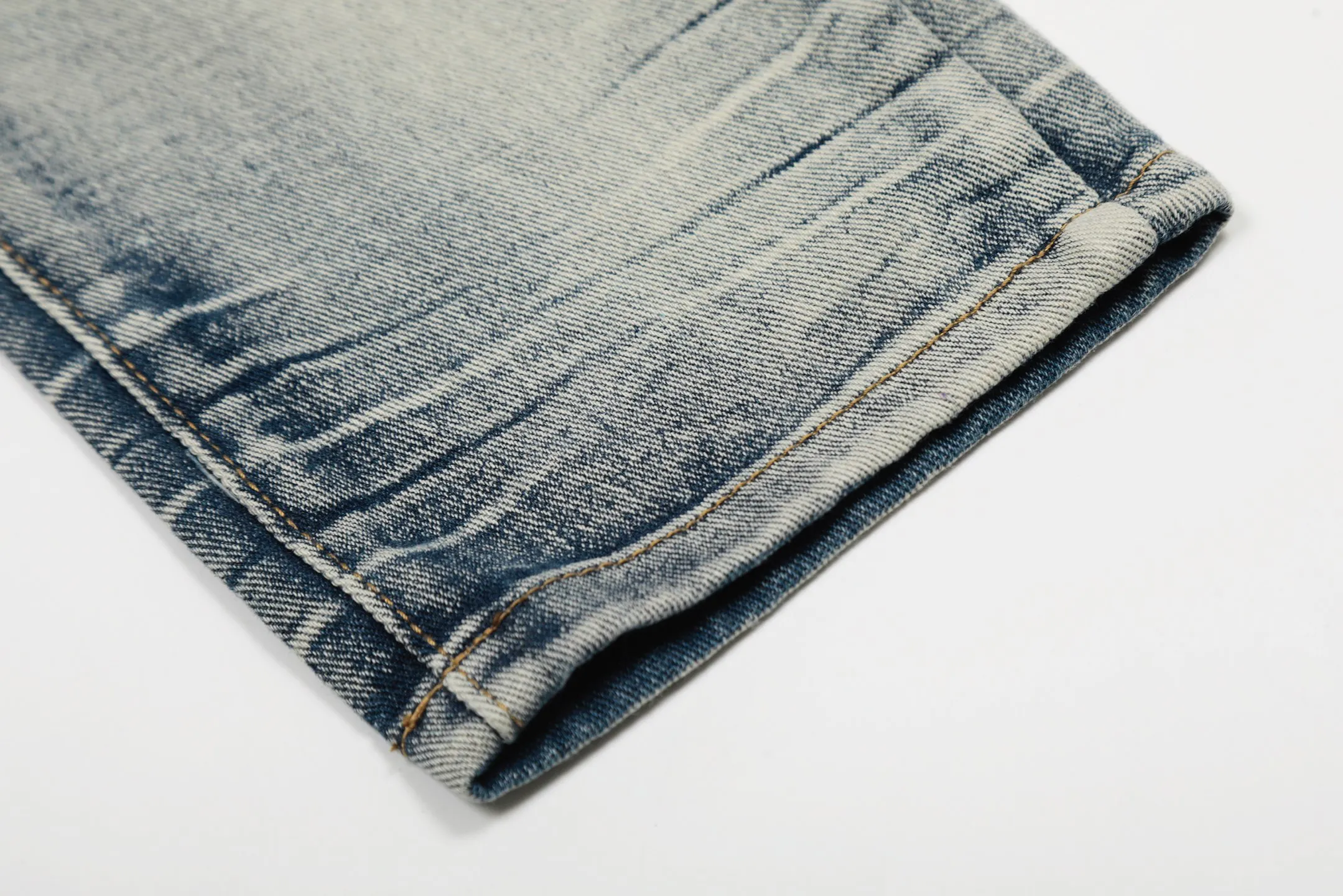 #M36 P168💰 Amiri classic embroidered ripped patch washed cobra slim fit jeans Produced by a major washed factory Full of high-end sense Partial destruction of the knees with leather patchwork design Already used as a facade design Leather waist nameplate The focus of this style is not on the washing, but on the shape and version of the destruction The secret lies in the craftsmanship of the master. The cost of post-processing, grinding, cutting, etc. is far beyond the cost of assembly line products. Color: Picture color Size: 30-32-34-36