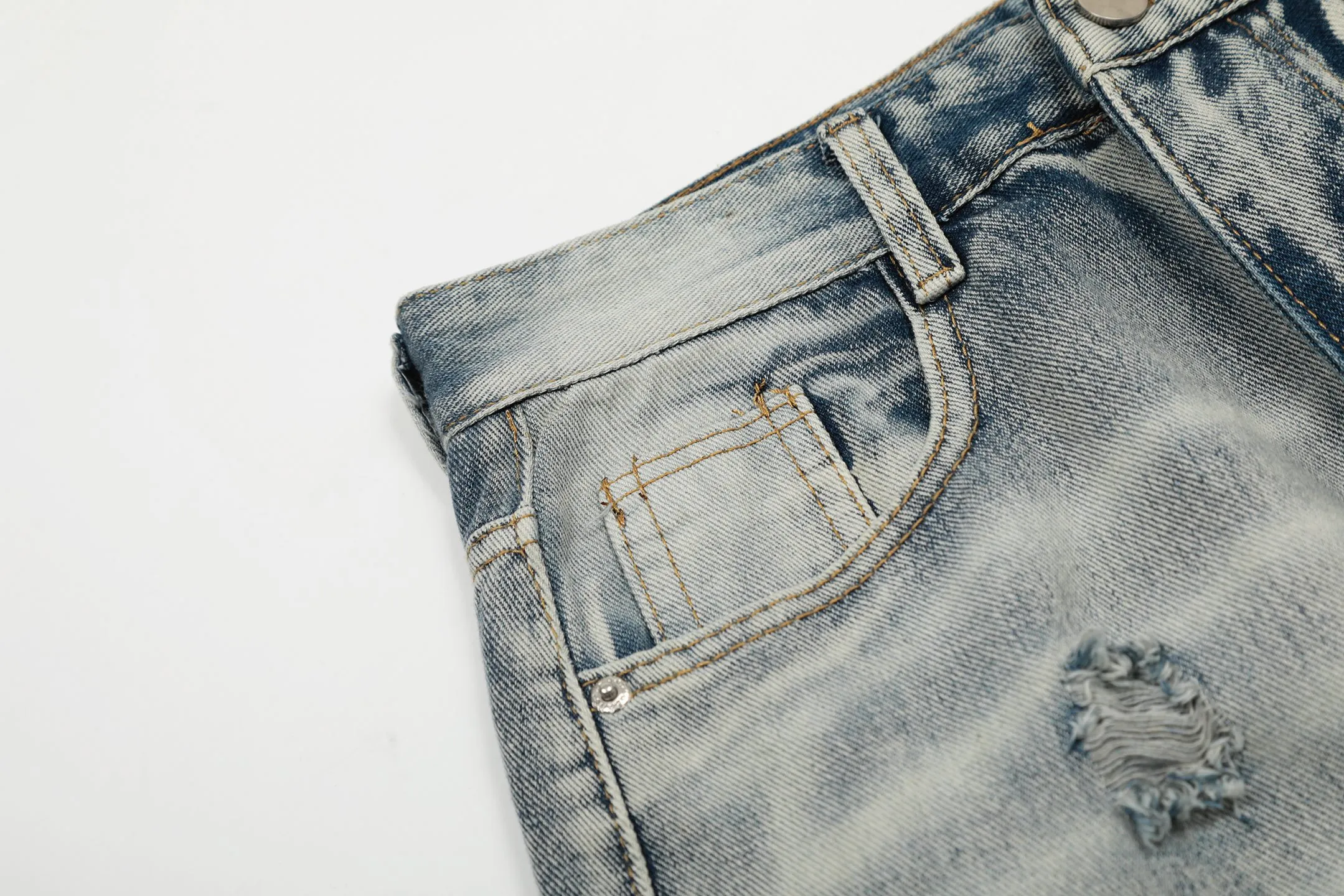#M36 P168💰 Amiri classic embroidered ripped patch washed cobra slim fit jeans Produced by a major washed factory Full of high-end sense Partial destruction of the knees with leather patchwork design Already used as a facade design Leather waist nameplate The focus of this style is not on the washing, but on the shape and version of the destruction The secret lies in the craftsmanship of the master. The cost of post-processing, grinding, cutting, etc. is far beyond the cost of assembly line products. Color: Picture color Size: 30-32-34-36