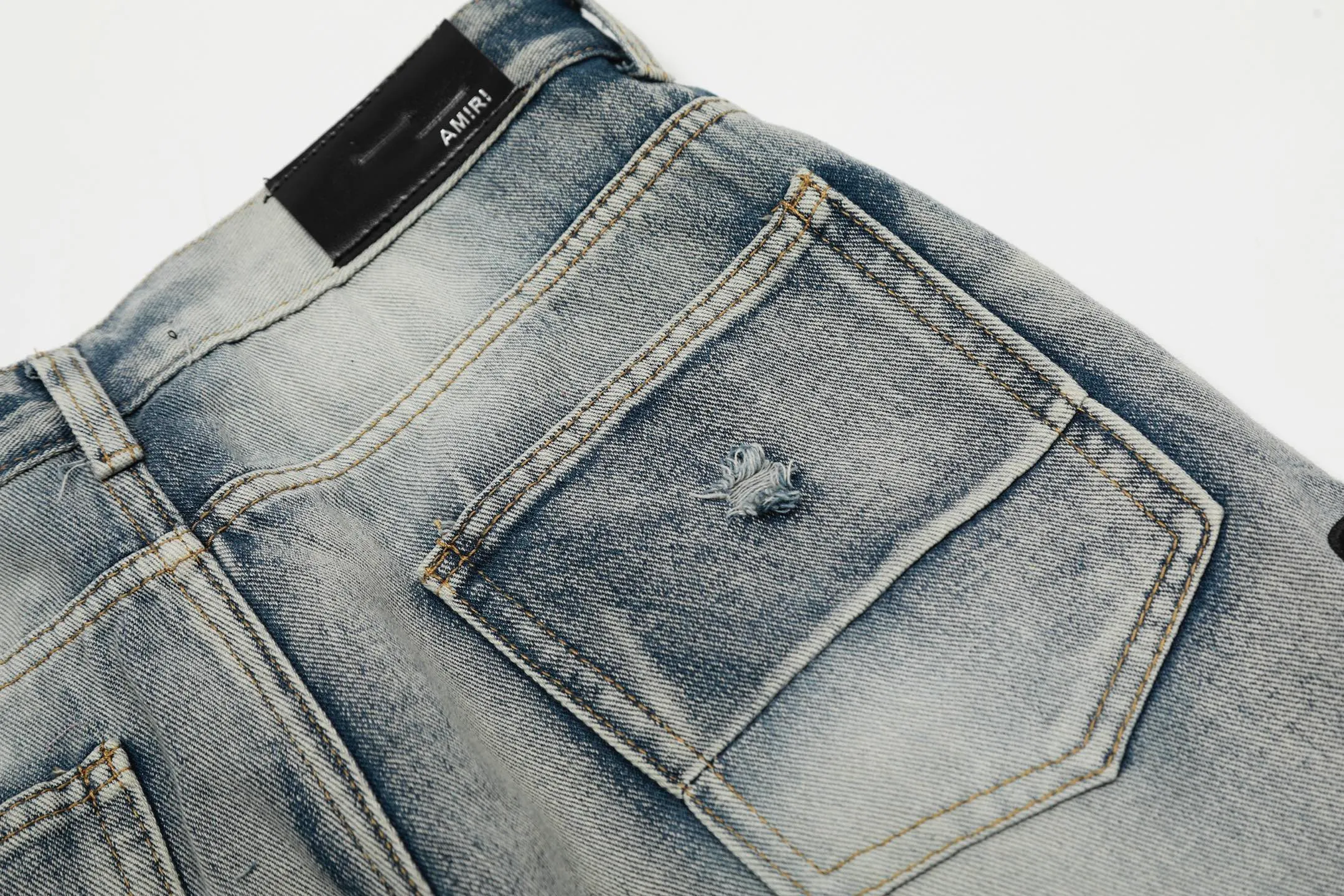 #M36 P168💰 Amiri classic embroidered ripped patch washed cobra slim fit jeans Produced by a major washed factory Full of high-end sense Partial destruction of the knees with leather patchwork design Already used as a facade design Leather waist nameplate The focus of this style is not on the washing, but on the shape and version of the destruction The secret lies in the craftsmanship of the master. The cost of post-processing, grinding, cutting, etc. is far beyond the cost of assembly line products. Color: Picture color Size: 30-32-34-36