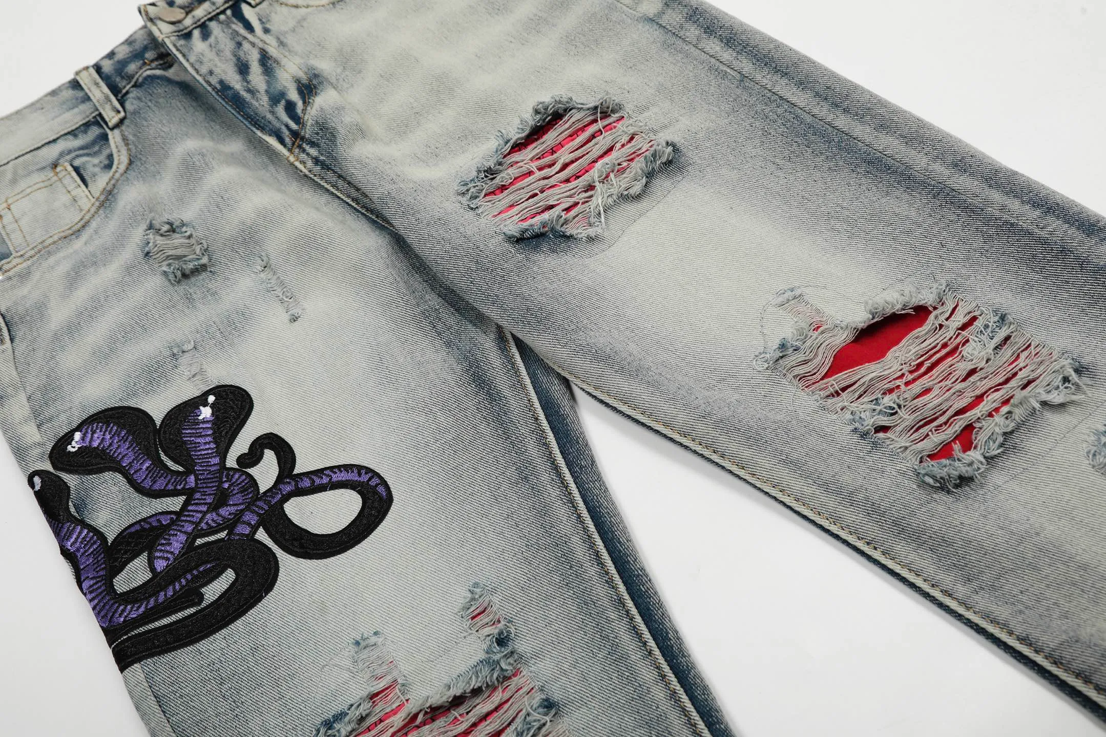 #M36 P168💰 Amiri classic embroidered ripped patch washed cobra slim fit jeans Produced by a major washed factory Full of high-end sense Partial destruction of the knees with leather patchwork design Already used as a facade design Leather waist nameplate The focus of this style is not on the washing, but on the shape and version of the destruction The secret lies in the craftsmanship of the master. The cost of post-processing, grinding, cutting, etc. is far beyond the cost of assembly line products. Color: Picture color Size: 30-32-34-36