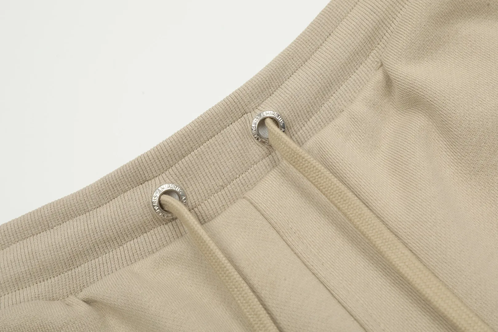 AMI/Amy Macaron Love Embroidery Classic Shorts Put aside all the messy words and let’s go directly to the product parameters: ✅480g high-gram weight customized rough feel fabric ✅Correct workmanship. Every detail is 100% restored to the official website. ✅The thread is made of 500g high-gram heavyweight pure cotton thread. Custom-woven and dyed in the same color in the same vat. There is no color difference with the fabric. Machine washable and washed, not easy to deform. ✅No comparison and no harm. Different from market currency. Correct workmanship details. High-quality pure cotton fabric ✅The webbing is made of custom-dyed high-density and high-thickness webbing. Comparing with the official website. ✅The only correct embroidery of the same material on the market. Differentiating the fakes on the market at a glance. ✅The version follows the official website. It is loose and slim and can be worn up to 210 pounds. There is no pressure for global shopping. Size: S-XL Color: Black Khaki Light Blue Rose Pink Light Green