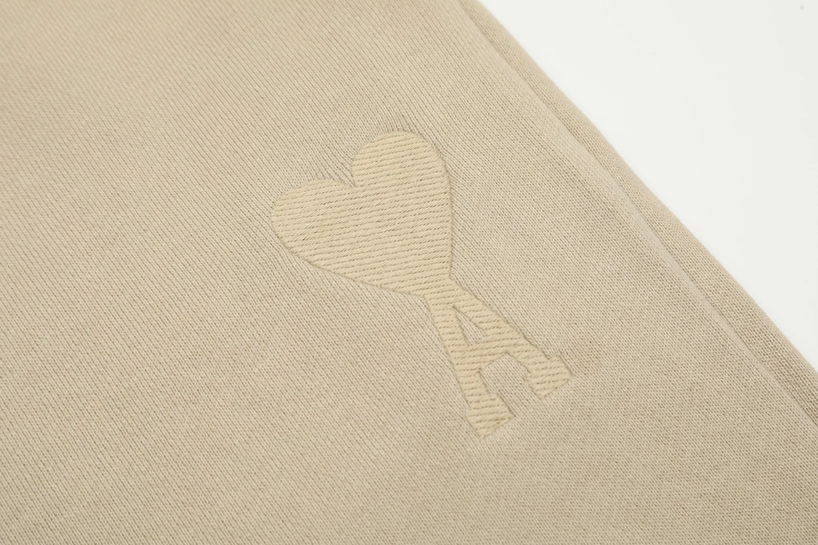 AMI/Amy Macaron Love Embroidery Classic Shorts Put aside all the messy words and let’s go directly to the product parameters: ✅480g high-gram weight customized rough feel fabric ✅Correct workmanship. Every detail is 100% restored to the official website. ✅The thread is made of 500g high-gram heavyweight pure cotton thread. Custom-woven and dyed in the same color in the same vat. There is no color difference with the fabric. Machine washable and washed, not easy to deform. ✅No comparison and no harm. Different from market currency. Correct workmanship details. High-quality pure cotton fabric ✅The webbing is made of custom-dyed high-density and high-thickness webbing. Comparing with the official website. ✅The only correct embroidery of the same material on the market. Differentiating the fakes on the market at a glance. ✅The version follows the official website. It is loose and slim and can be worn up to 210 pounds. There is no pressure for global shopping. Size: S-XL Color: Black Khaki Light Blue Rose Pink Light Green