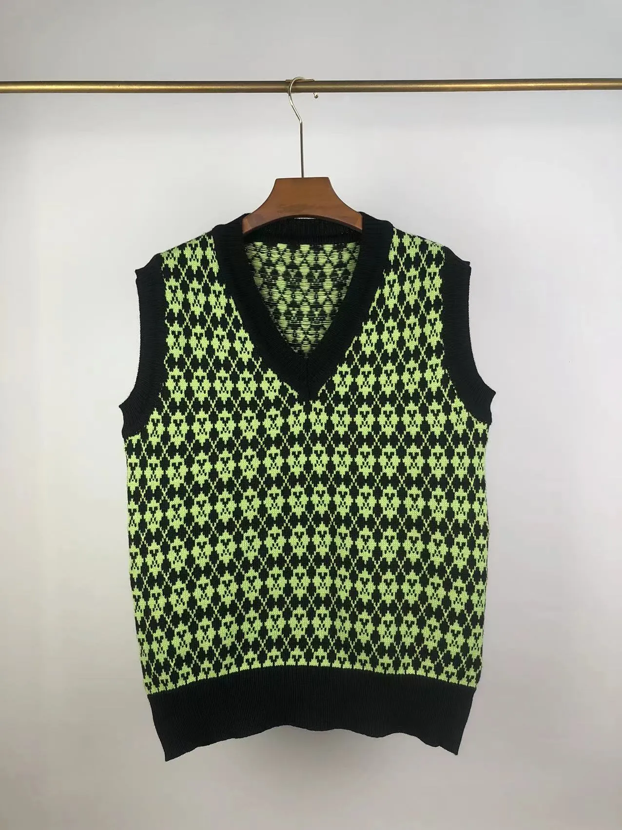 P190 🎉ami new diamond intarsia V-neck autumn and winter vest sweater, color: fluorescent green, white, rose red Size: S M L XL XXL