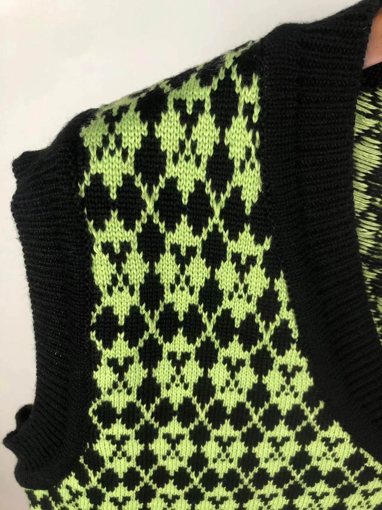 P190 🎉ami new diamond intarsia V-neck autumn and winter vest sweater, color: fluorescent green, white, rose red Size: S M L XL XXL