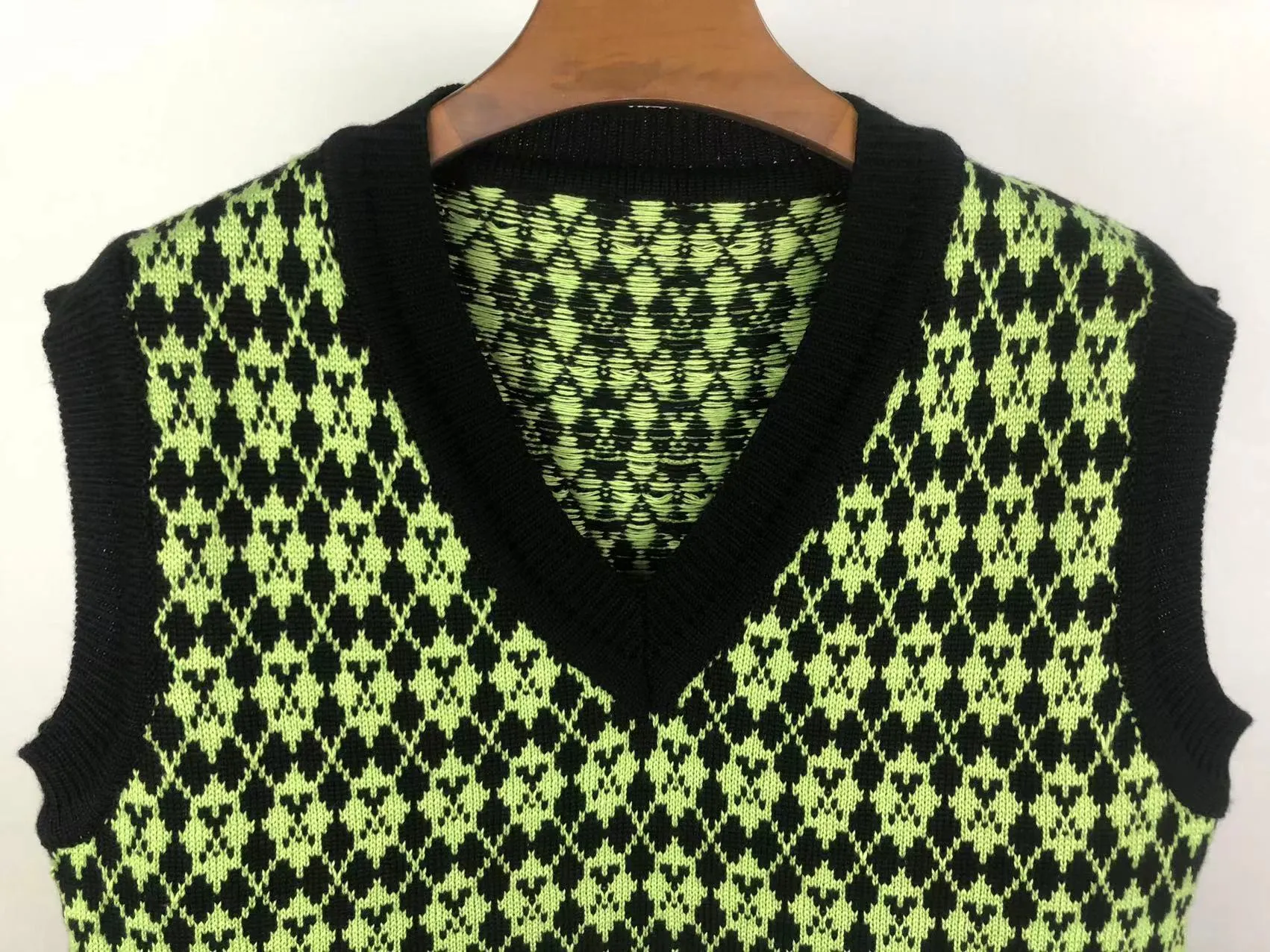 P190 🎉ami new diamond intarsia V-neck autumn and winter vest sweater, color: fluorescent green, white, rose red Size: S M L XL XXL