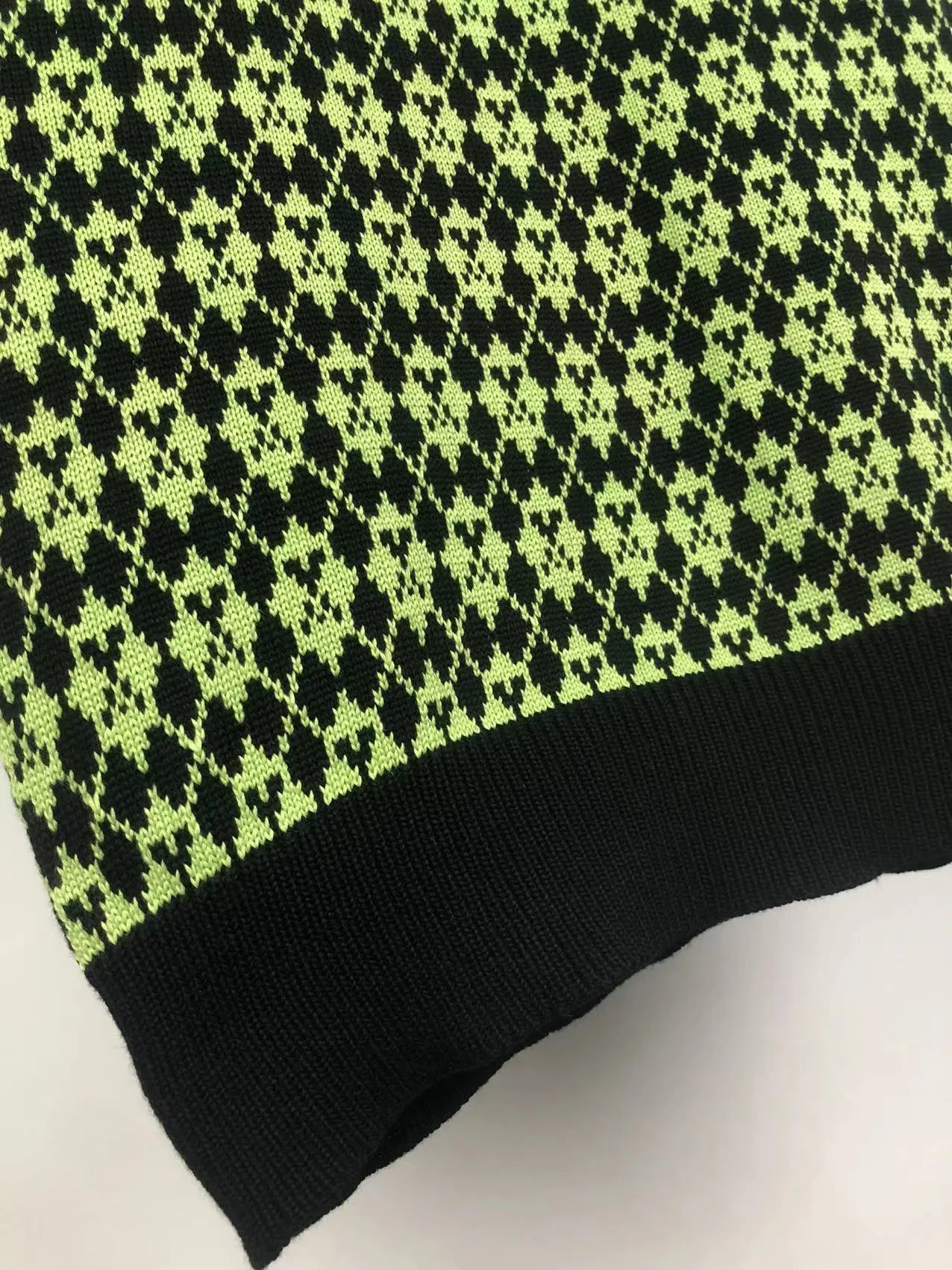 P190 🎉ami new diamond intarsia V-neck autumn and winter vest sweater, color: fluorescent green, white, rose red Size: S M L XL XXL