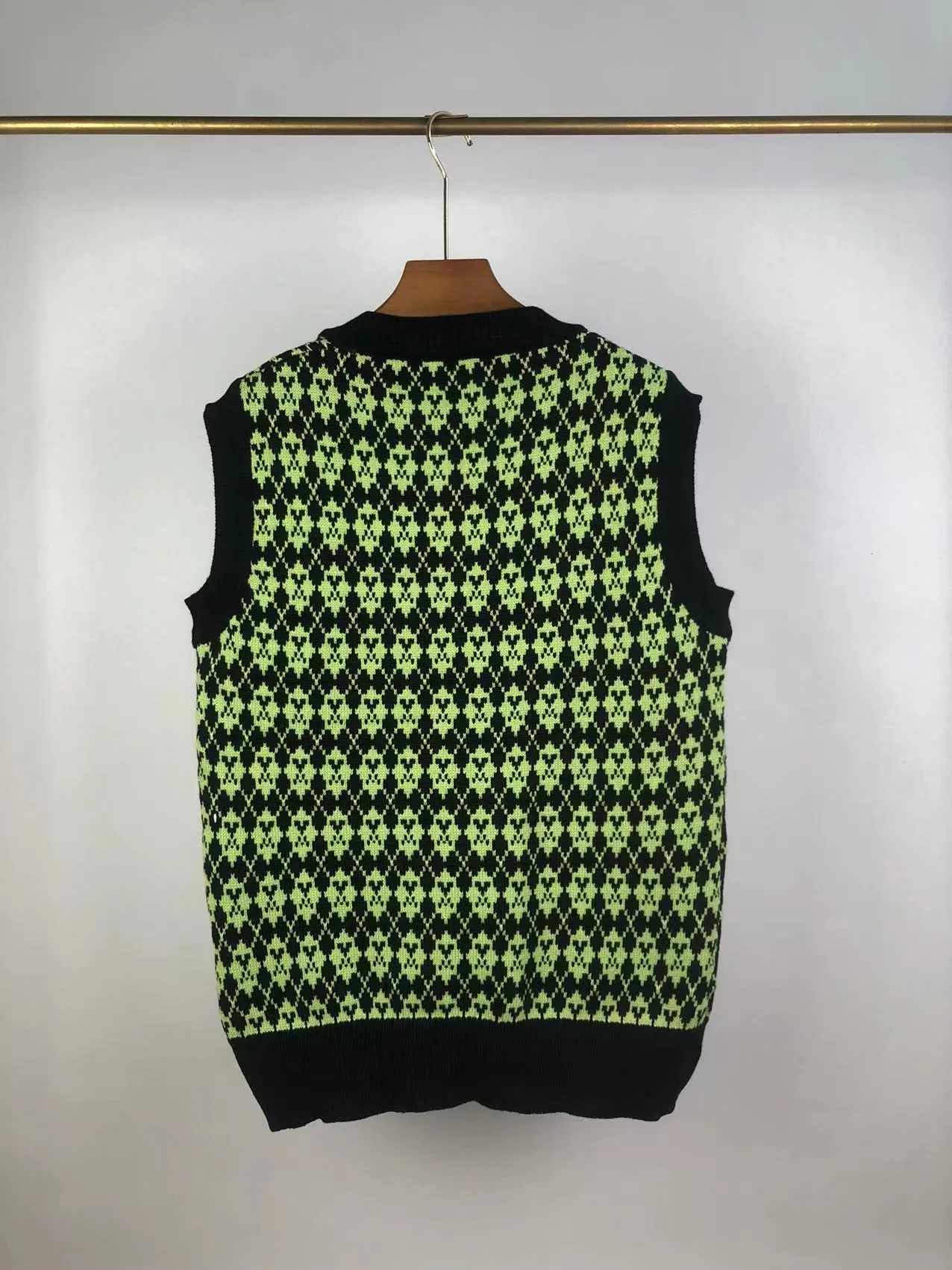 P190 🎉ami new diamond intarsia V-neck autumn and winter vest sweater, color: fluorescent green, white, rose red Size: S M L XL XXL