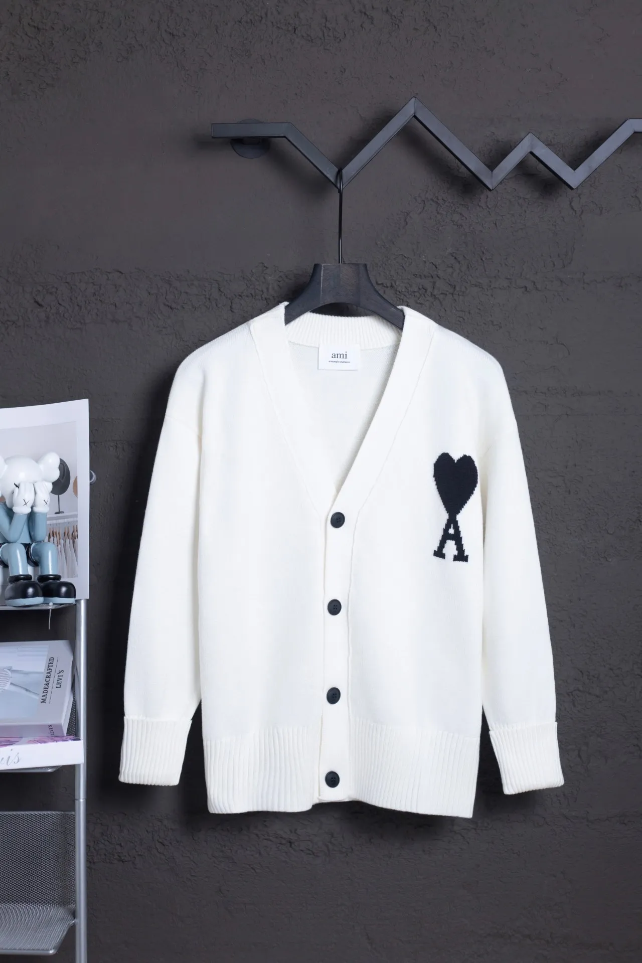 P186 Style No.: MQ802 AMI Classic Big Love Series Jacquard Cardigan Sweater Highest Version Supports Comparison Color: White Black Heart Size: S-XL