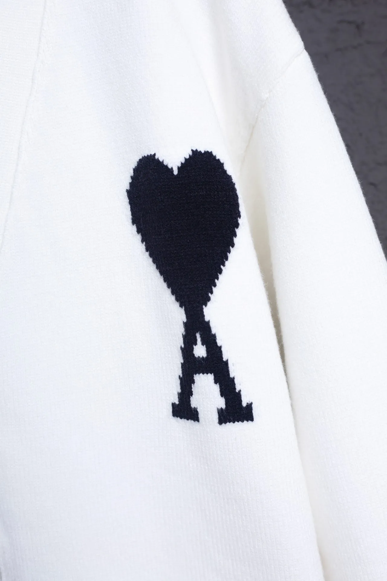 P186 Style No.: MQ802 AMI Classic Big Love Series Jacquard Cardigan Sweater Highest Version Supports Comparison Color: White Black Heart Size: S-XL