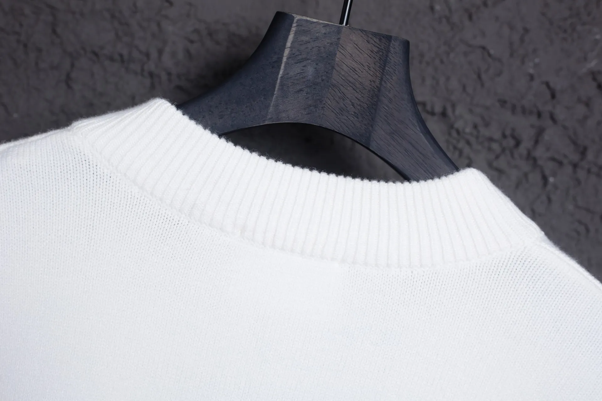 P186 Style No.: MQ802 AMI Classic Big Love Series Jacquard Cardigan Sweater Highest Version Supports Comparison Color: White Black Heart Size: S-XL