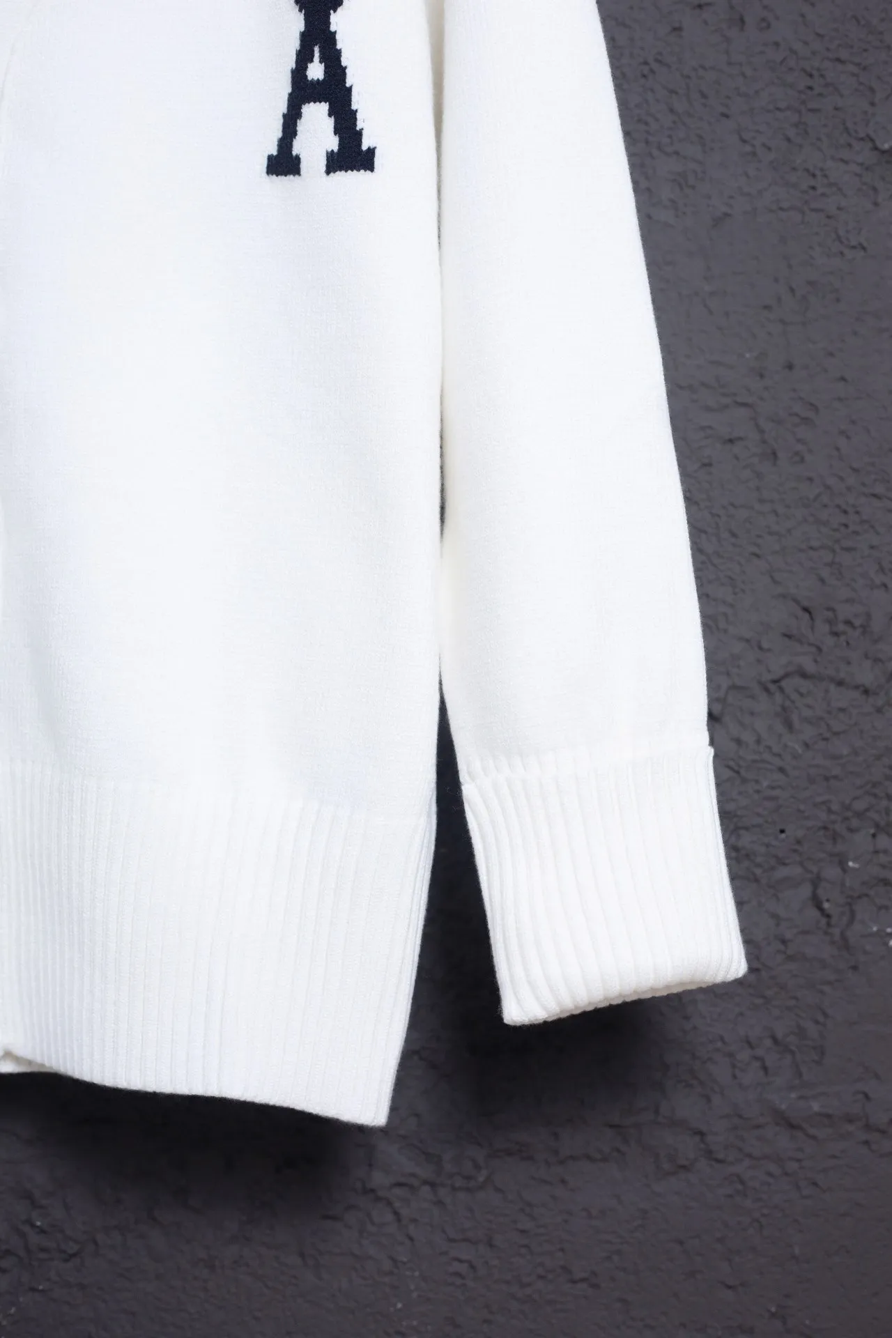 P186 Style No.: MQ802 AMI Classic Big Love Series Jacquard Cardigan Sweater Highest Version Supports Comparison Color: White Black Heart Size: S-XL