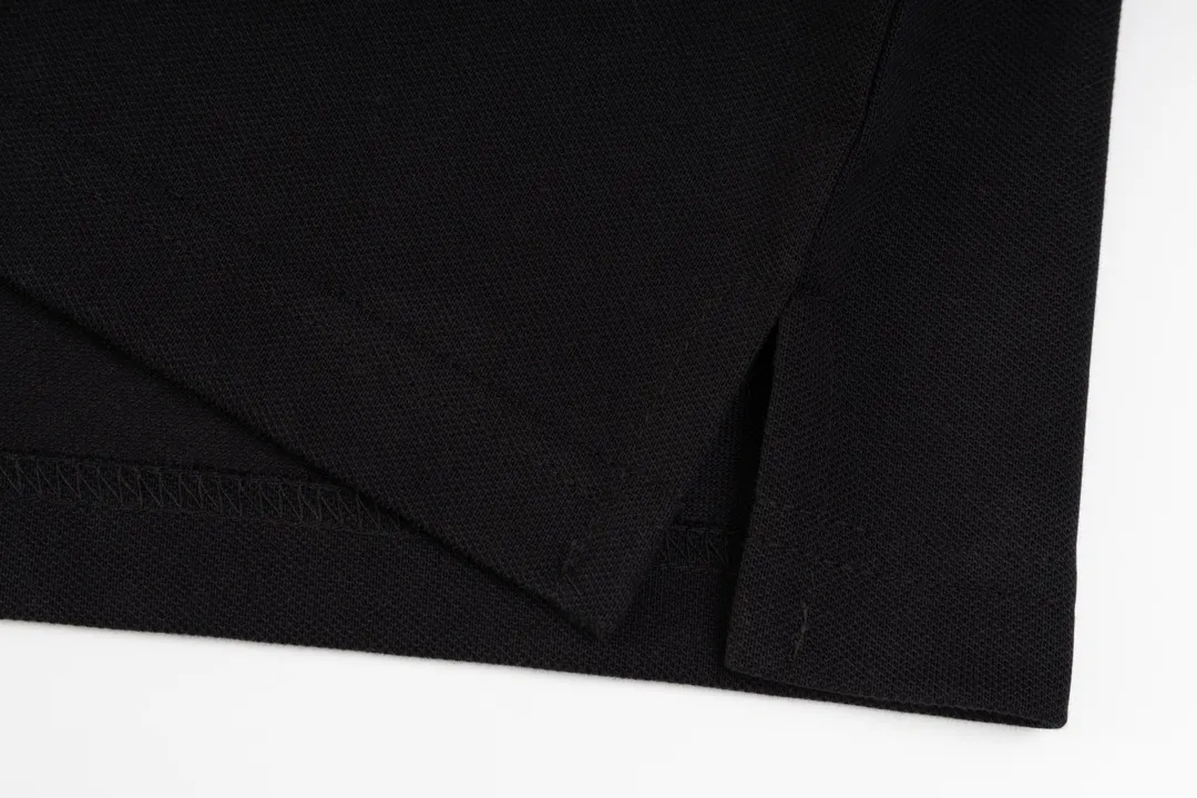 P180 AMIRI/Amiri, the American fashion brand's 2025 spring and summer Polo shirt, the same style is sold at the counter, customized fabrics, excellent texture, contrasting color splicing, ready-made clothes with stylish drapes, comfortable to wear and skin-friendly, heavy workmanship to create the original logo, complete three labels, excellent upper body effect, original purchase, a must-have for men's wardrobe. Color: Black Size: M-3XL