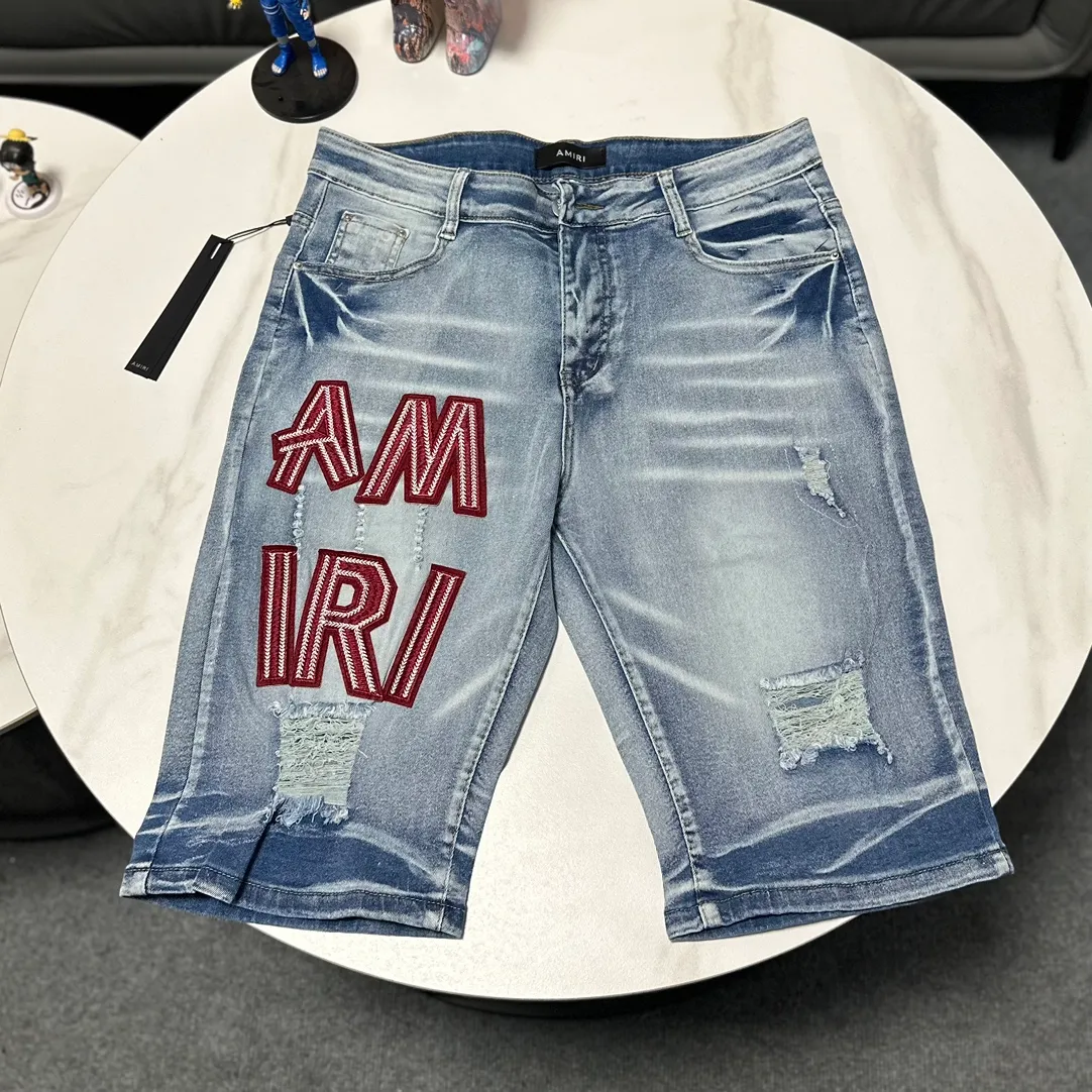 P170 Amiri classic embroidered leather distressed lettered denim slim shorts. Produced by a major washed factory. Full of high-end feel. Knee part damage design with patchwork design. Already used as a facade design. Leather waist nameplate. The focus of this style is not on washing, but on the shape and version of the damage. The secret lies in the craftsmanship of the master. The cost of post-production fraying, horse cutting, knife cutting, etc. These hand-made products are far beyond comparison with assembly line products. Color: Picture color Size: 30-32-34-36