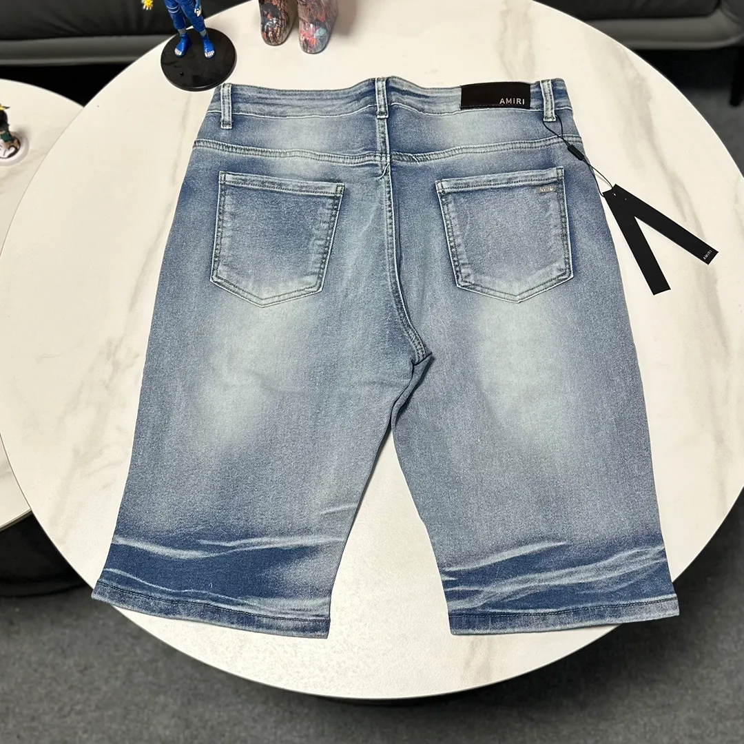 P170 Amiri classic embroidered leather distressed lettered denim slim shorts. Produced by a major washed factory. Full of high-end feel. Knee part damage design with patchwork design. Already used as a facade design. Leather waist nameplate. The focus of this style is not on washing, but on the shape and version of the damage. The secret lies in the craftsmanship of the master. The cost of post-production fraying, horse cutting, knife cutting, etc. These hand-made products are far beyond comparison with assembly line products. Color: Picture color Size: 30-32-34-36