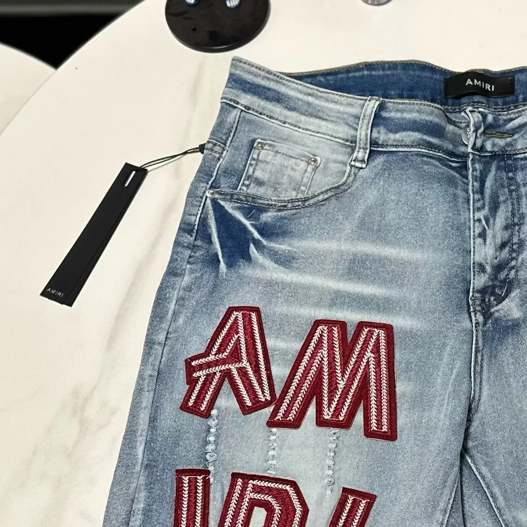 P170 Amiri classic embroidered leather distressed lettered denim slim shorts. Produced by a major washed factory. Full of high-end feel. Knee part damage design with patchwork design. Already used as a facade design. Leather waist nameplate. The focus of this style is not on washing, but on the shape and version of the damage. The secret lies in the craftsmanship of the master. The cost of post-production fraying, horse cutting, knife cutting, etc. These hand-made products are far beyond comparison with assembly line products. Color: Picture color Size: 30-32-34-36