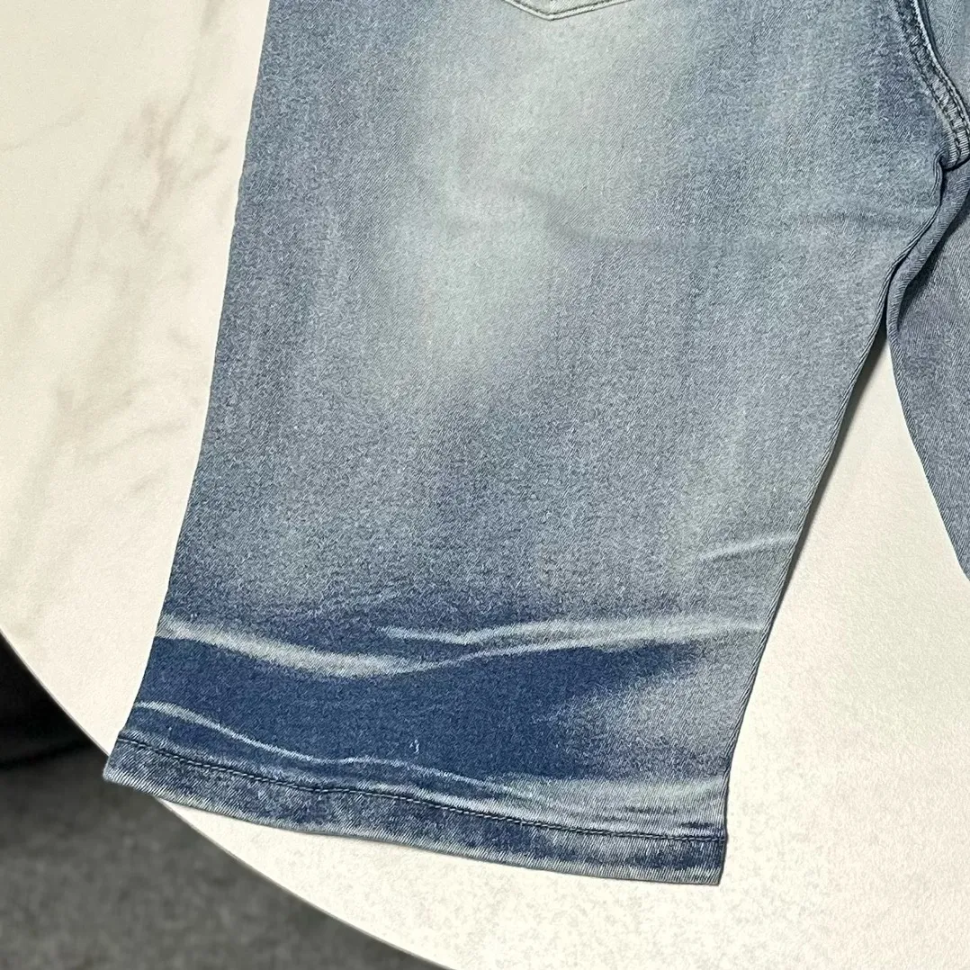 P170 Amiri classic embroidered leather distressed lettered denim slim shorts. Produced by a major washed factory. Full of high-end feel. Knee part damage design with patchwork design. Already used as a facade design. Leather waist nameplate. The focus of this style is not on washing, but on the shape and version of the damage. The secret lies in the craftsmanship of the master. The cost of post-production fraying, horse cutting, knife cutting, etc. These hand-made products are far beyond comparison with assembly line products. Color: Picture color Size: 30-32-34-36