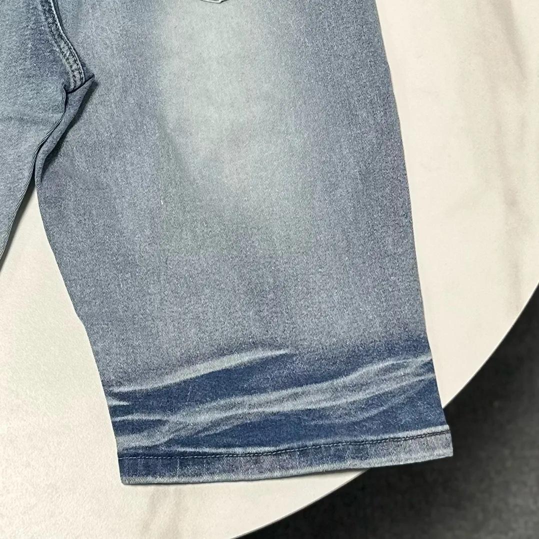 P170 Amiri classic embroidered leather distressed lettered denim slim shorts. Produced by a major washed factory. Full of high-end feel. Knee part damage design with patchwork design. Already used as a facade design. Leather waist nameplate. The focus of this style is not on washing, but on the shape and version of the damage. The secret lies in the craftsmanship of the master. The cost of post-production fraying, horse cutting, knife cutting, etc. These hand-made products are far beyond comparison with assembly line products. Color: Picture color Size: 30-32-34-36