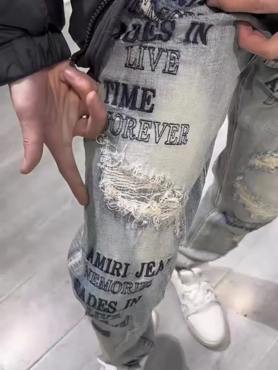￼#M04 P168💰 AMIRI splash-ink medal patch embroidered jeans trousers AMIRI high street basic ripped tight stretch jeans trousers Amiriamiri is transliterated as Emil, which is the name of the founder. Mike Amiri, the founder of amiri, grew up in Los Angeles, USA. He was influenced by the local street culture Rock since he was a child, so he founded the amiri brand named after himself. A variety of trendy clothing meets the needs of different trendy players. Amiri clothing has novel and unique styles and is a well-known street brand in the United States. Many of its styles and styles are loved by many street photographers. Various clothing styles meet the needs of different people, show their unique temperament, and show the trend of dressing. amiri's jeans are relatively famous. Not only do they have many styles, but the quality of the jeans is also very good. Many celebrities have also worn amiri brand jeans.  The jeans of the amiri brand break through the production process and cutting of the original jeans. The fabrics are relatively soft and comfortable, and are not as hard as some jeans, which can irritate the skin and cause the skin to bleed when worn. Los Angeles trendy brand Amiri's jeans are made with great detail from tailoring to texture, adding wrinkles, bullet holes, damage and other details to add to the trendiness of the jeans. You can choose the style that suits you according to your own needs. Only when you wear a suitable style can you have a certain sense of fashion.  In recent years, high street has become a word that appears more and more frequently in men's clothing. High street style has also become an important direction for everyone's matching. High street related items are basically inseparable from oversize or off-shoulder tops. The lower body is matched with trackpants or tight-fitting denim. In my opinion, the most representative one is perhaps annihilation. Color; picture color Size: 30-32-34-36