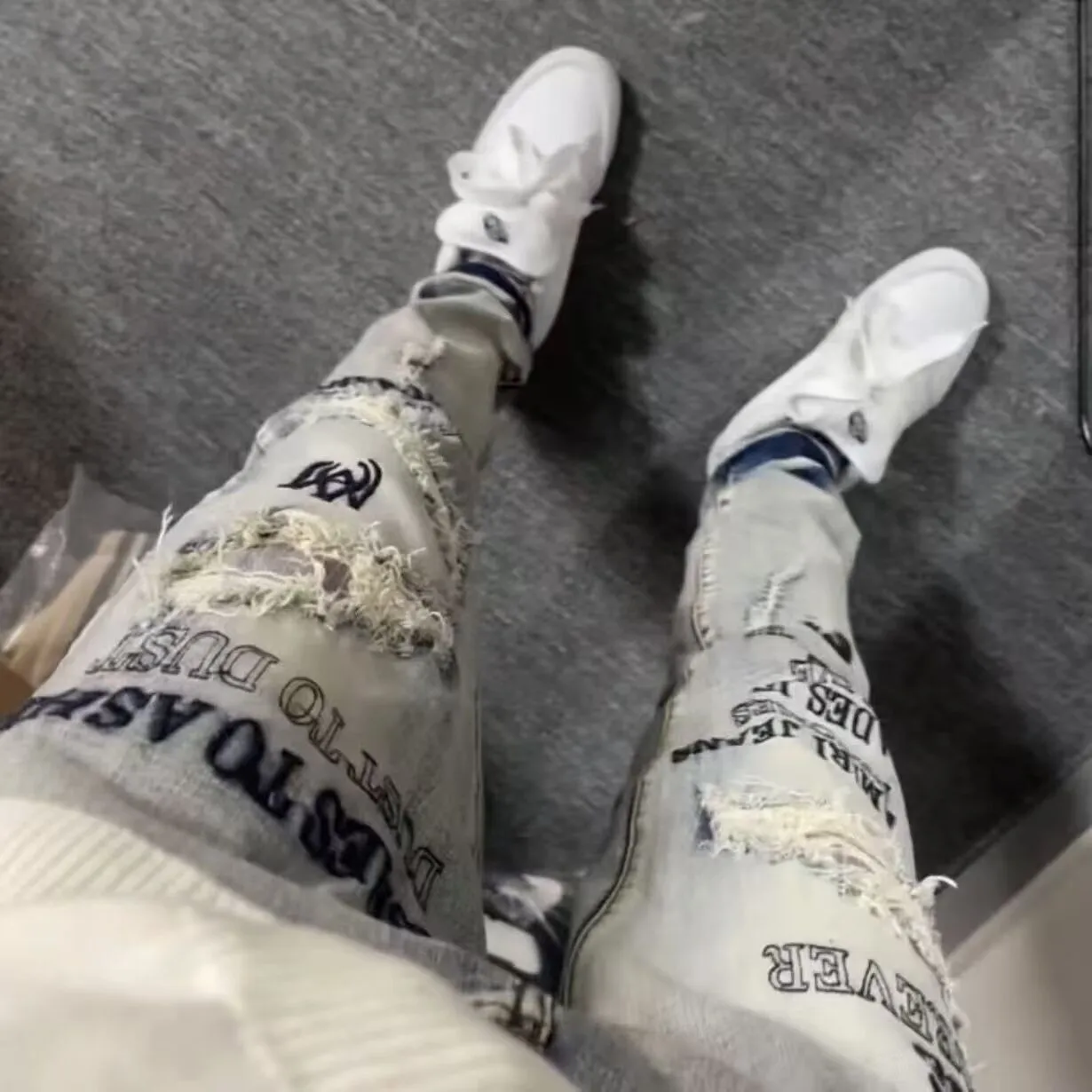 ￼#M04 P168💰 AMIRI splash-ink medal patch embroidered jeans trousers AMIRI high street basic ripped tight stretch jeans trousers Amiriamiri is transliterated as Emil, which is the name of the founder. Mike Amiri, the founder of amiri, grew up in Los Angeles, USA. He was influenced by the local street culture Rock since he was a child, so he founded the amiri brand named after himself. A variety of trendy clothing meets the needs of different trendy players. Amiri clothing has novel and unique styles and is a well-known street brand in the United States. Many of its styles and styles are loved by many street photographers. Various clothing styles meet the needs of different people, show their unique temperament, and show the trend of dressing. amiri's jeans are relatively famous. Not only do they have many styles, but the quality of the jeans is also very good. Many celebrities have also worn amiri brand jeans.  The jeans of the amiri brand break through the production process and cutting of the original jeans. The fabrics are relatively soft and comfortable, and are not as hard as some jeans, which can irritate the skin and cause the skin to bleed when worn. Los Angeles trendy brand Amiri's jeans are made with great detail from tailoring to texture, adding wrinkles, bullet holes, damage and other details to add to the trendiness of the jeans. You can choose the style that suits you according to your own needs. Only when you wear a suitable style can you have a certain sense of fashion.  In recent years, high street has become a word that appears more and more frequently in men's clothing. High street style has also become an important direction for everyone's matching. High street related items are basically inseparable from oversize or off-shoulder tops. The lower body is matched with trackpants or tight-fitting denim. In my opinion, the most representative one is perhaps annihilation. Color; picture color Size: 30-32-34-36