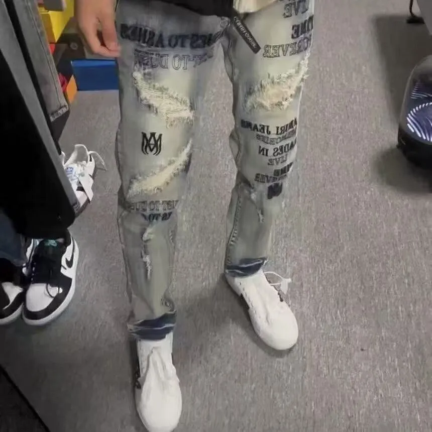 ￼#M04 P168💰 AMIRI splash-ink medal patch embroidered jeans trousers AMIRI high street basic ripped tight stretch jeans trousers Amiriamiri is transliterated as Emil, which is the name of the founder. Mike Amiri, the founder of amiri, grew up in Los Angeles, USA. He was influenced by the local street culture Rock since he was a child, so he founded the amiri brand named after himself. A variety of trendy clothing meets the needs of different trendy players. Amiri clothing has novel and unique styles and is a well-known street brand in the United States. Many of its styles and styles are loved by many street photographers. Various clothing styles meet the needs of different people, show their unique temperament, and show the trend of dressing. amiri's jeans are relatively famous. Not only do they have many styles, but the quality of the jeans is also very good. Many celebrities have also worn amiri brand jeans.  The jeans of the amiri brand break through the production process and cutting of the original jeans. The fabrics are relatively soft and comfortable, and are not as hard as some jeans, which can irritate the skin and cause the skin to bleed when worn. Los Angeles trendy brand Amiri's jeans are made with great detail from tailoring to texture, adding wrinkles, bullet holes, damage and other details to add to the trendiness of the jeans. You can choose the style that suits you according to your own needs. Only when you wear a suitable style can you have a certain sense of fashion.  In recent years, high street has become a word that appears more and more frequently in men's clothing. High street style has also become an important direction for everyone's matching. High street related items are basically inseparable from oversize or off-shoulder tops. The lower body is matched with trackpants or tight-fitting denim. In my opinion, the most representative one is perhaps annihilation. Color; picture color Size: 30-32-34-36